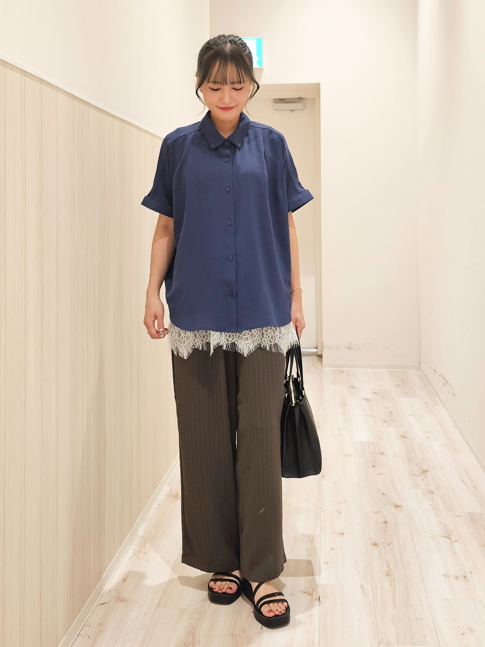 ゆゆさんの「SHOO･LA･RUE｜【洗濯後しわになりにくい/体型カバー】二の腕も隠せる　お袖ロールアップ半袖シャツ」を使ったコーディネート