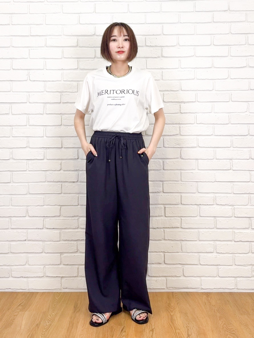 𝐜𝐡𝐢𝐤𝐚さんの「SHOO･LA･RUE｜【洗濯機可/体型カバー】二の腕隠れる ゆるっとドルマンバンドカラーシャツ」を使ったコーディネート