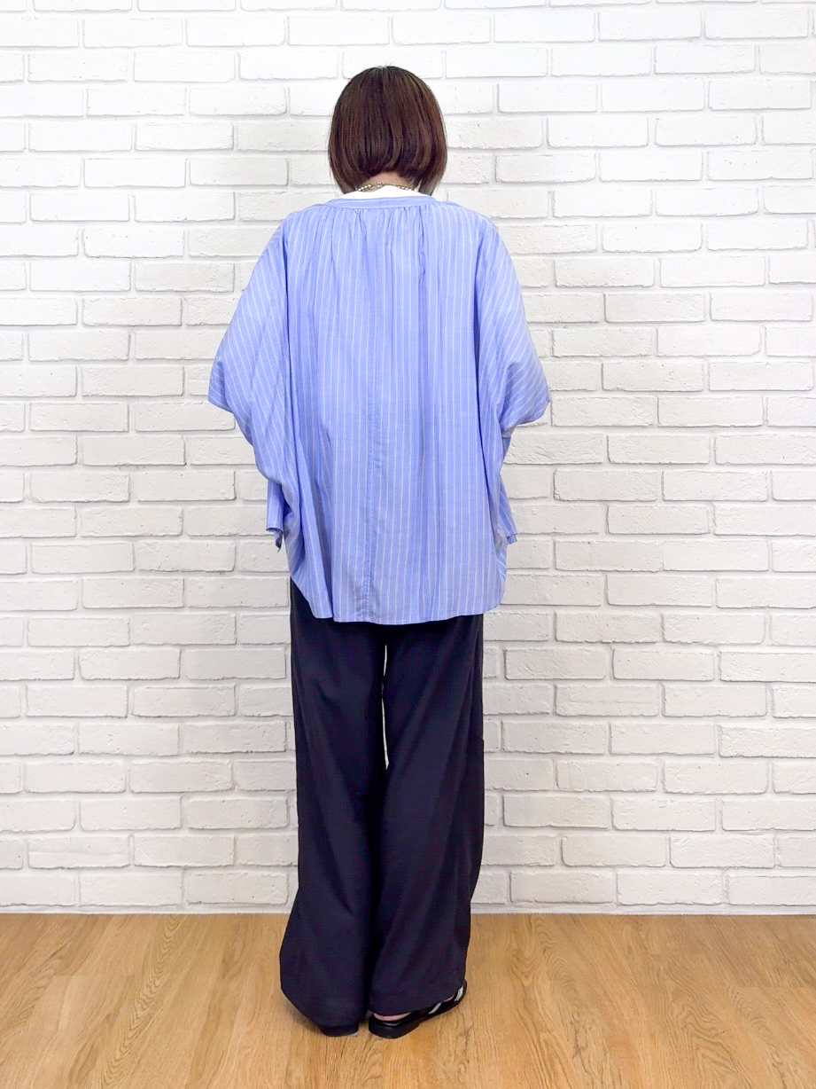𝐜𝐡𝐢𝐤𝐚さんの「SHOO･LA･RUE｜【洗濯機可/体型カバー】二の腕隠れる ゆるっとドルマンバンドカラーシャツ」を使ったコーディネート
