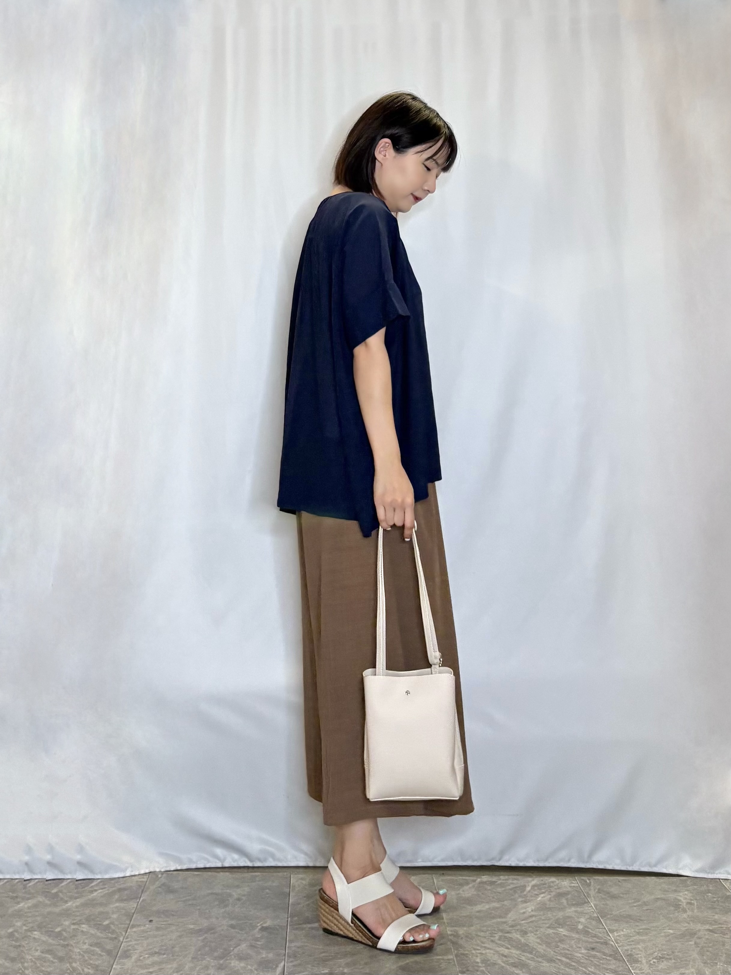 ネリさんの「SHOO･LA･RUE｜【2点セット/洗濯機可】大人の抜け感 インせず決まるリボン付きブラウス＆タンクトップ」を使ったコーディネート