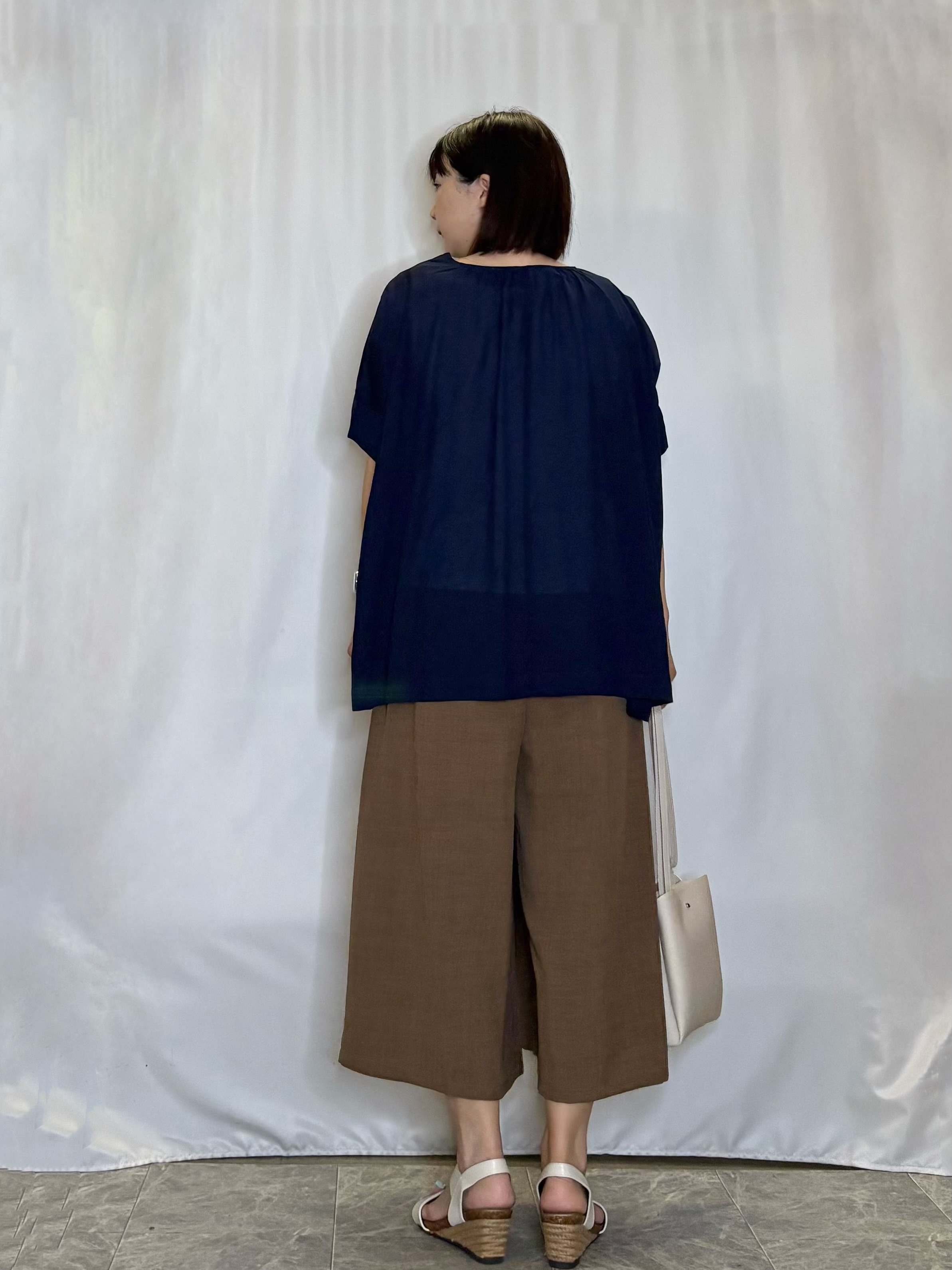 ネリさんの「SHOO･LA･RUE｜【2点セット/洗濯機可】大人の抜け感 インせず決まるリボン付きブラウス＆タンクトップ」を使ったコーディネート