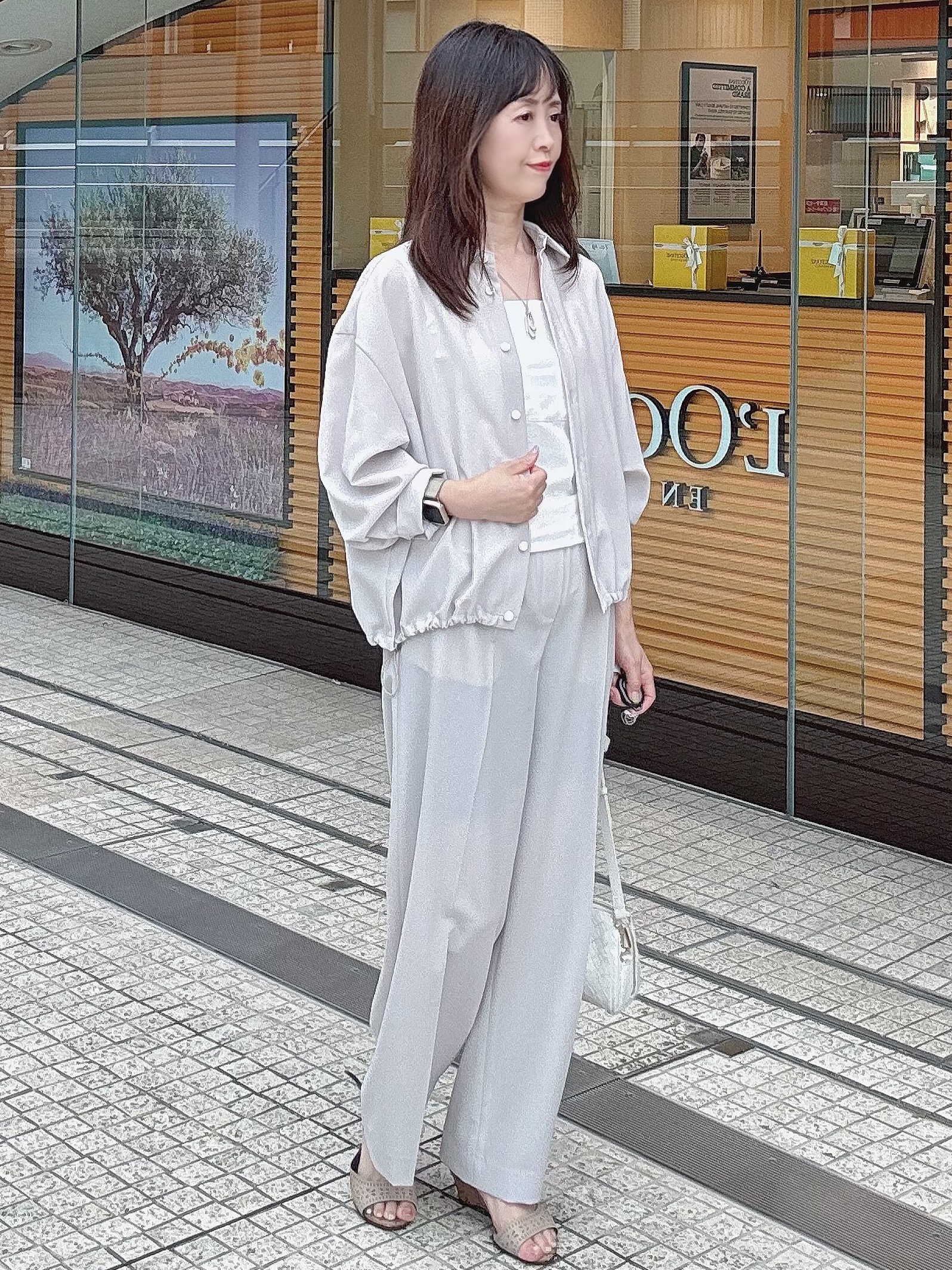 makiさんの「UNTITLED｜【秋羽織り/セットアップ可/UVカット】エアリークールドロストシャツ」を使ったコーディネート