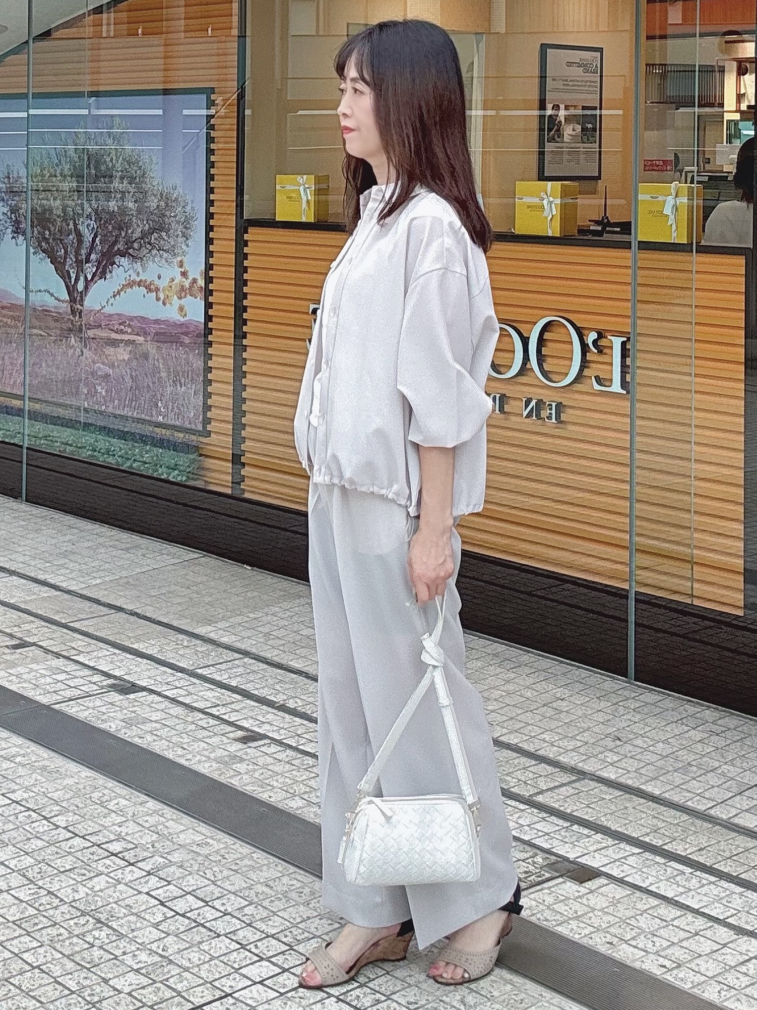 makiさんの「UNTITLED｜【秋羽織り/セットアップ可/UVカット】エアリークールドロストシャツ」を使ったコーディネート