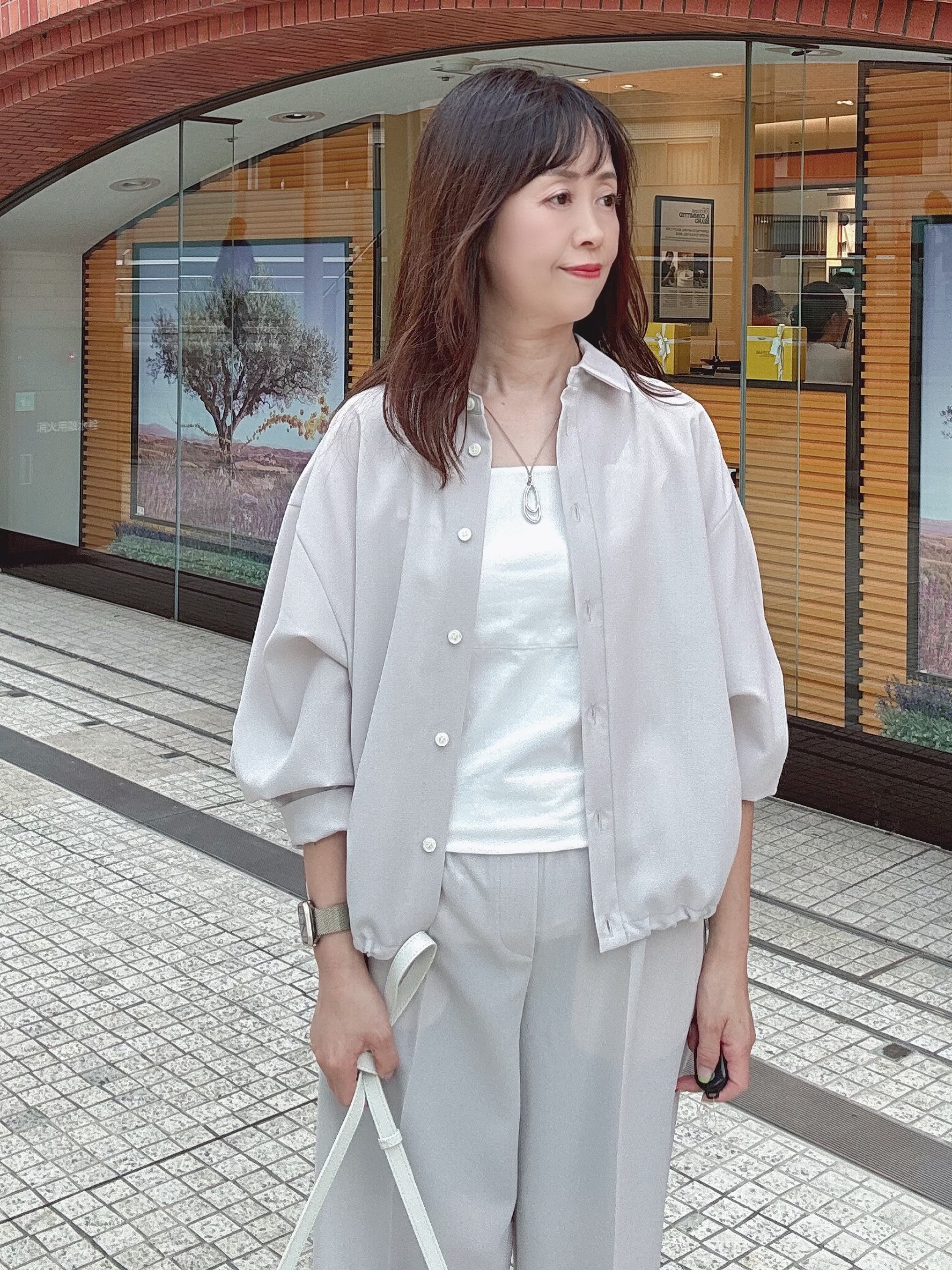 makiさんの「UNTITLED｜【秋羽織り/セットアップ可/UVカット】エアリークールドロストシャツ」を使ったコーディネート