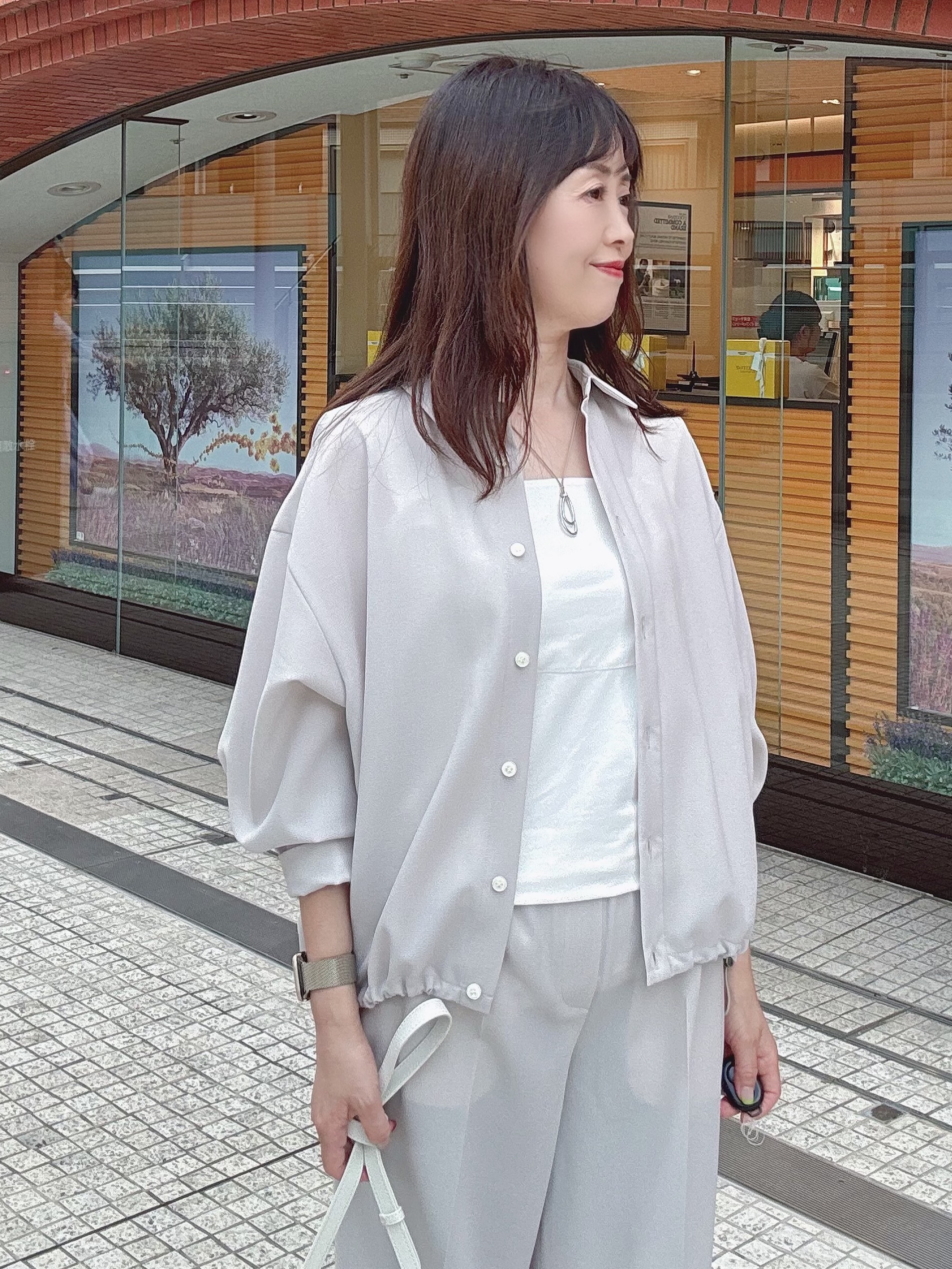 makiさんの「UNTITLED｜【秋羽織り/セットアップ可/UVカット】エアリークールドロストシャツ」を使ったコーディネート