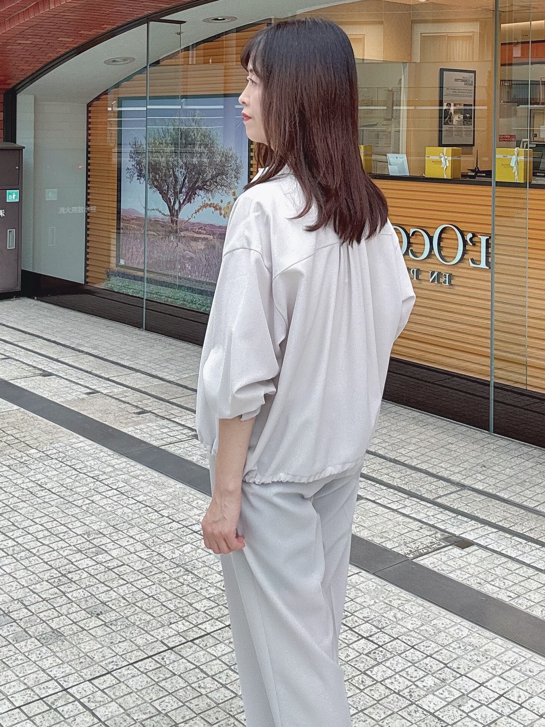 makiさんの「UNTITLED｜【秋羽織り/セットアップ可/UVカット】エアリークールドロストシャツ」を使ったコーディネート