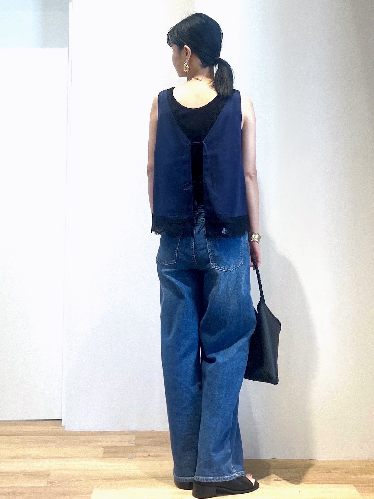 あいさんの「OPAQUE.CLIP｜サテンレース ベスト風ブラウス【洗濯機OK】」を使ったコーディネート