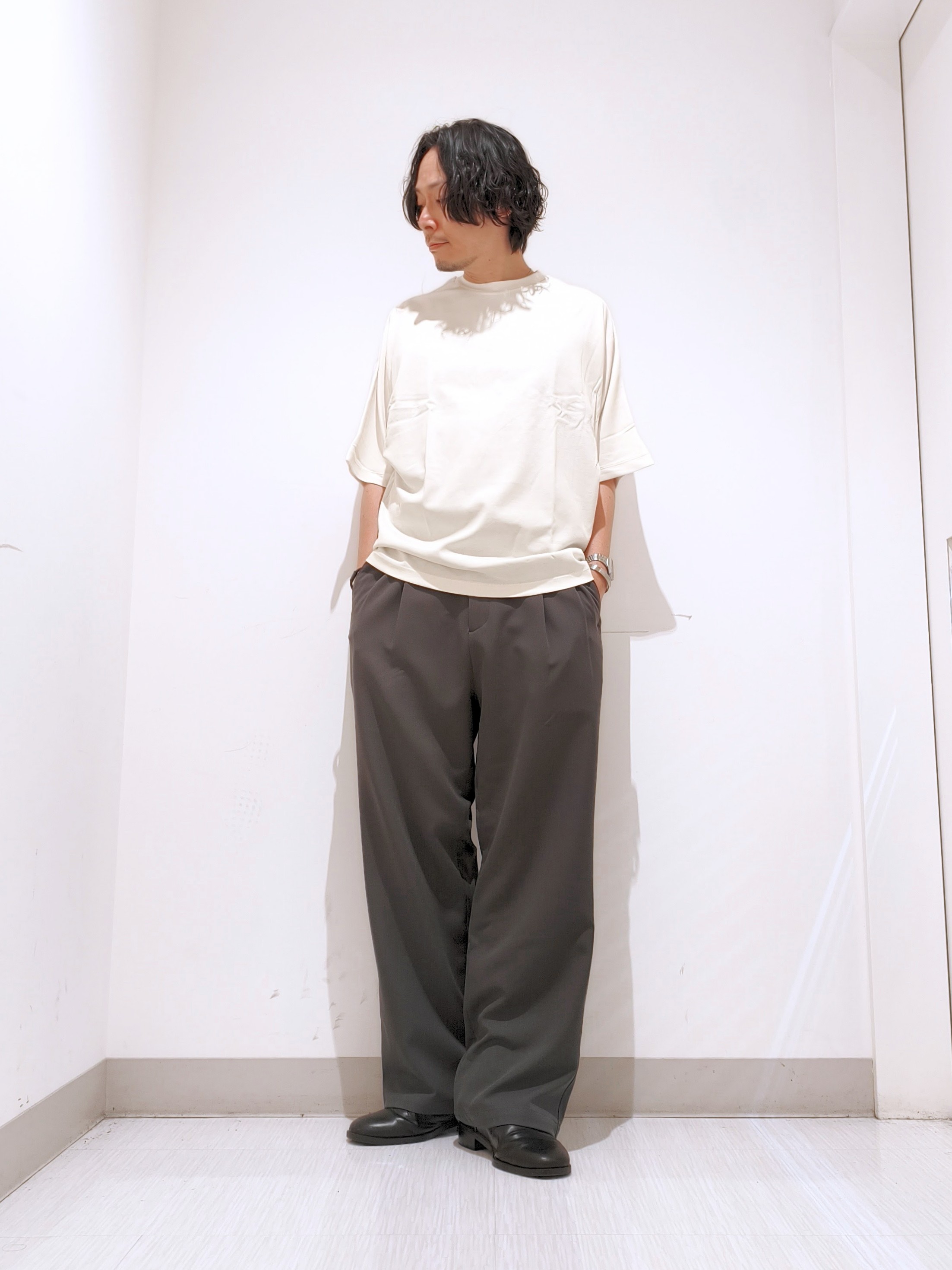テラシンさんの「tk.TAKEO KIKUCHI｜【防シワ／ストレッチ/セット対応可】smart shiftシリーズ バレルシルエットパンツ」を使ったコーディネート