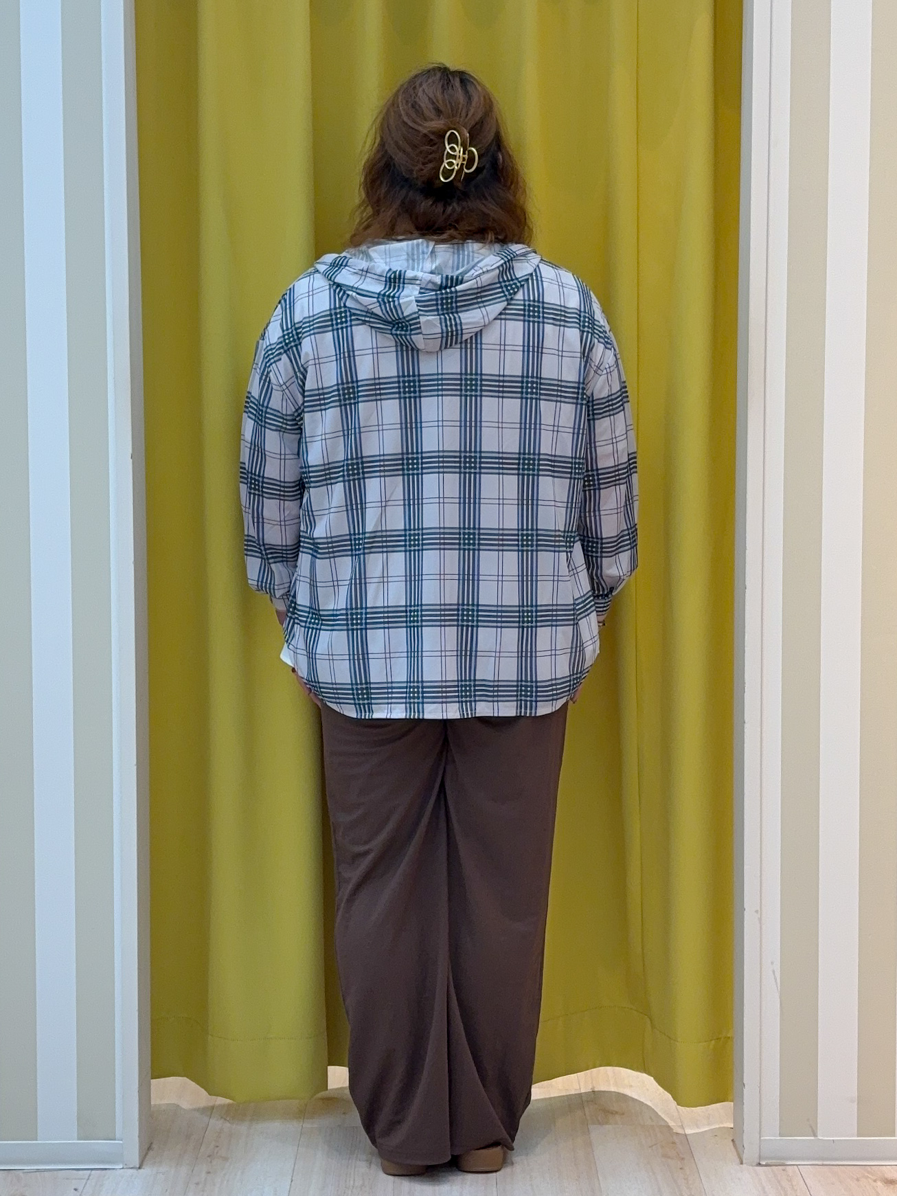 kotoさんさんの「SHOO･LA･RUE｜【洗濯機可/体型カバー】程よい透け感の ゆるシア―シャツパーカ」を使ったコーディネート