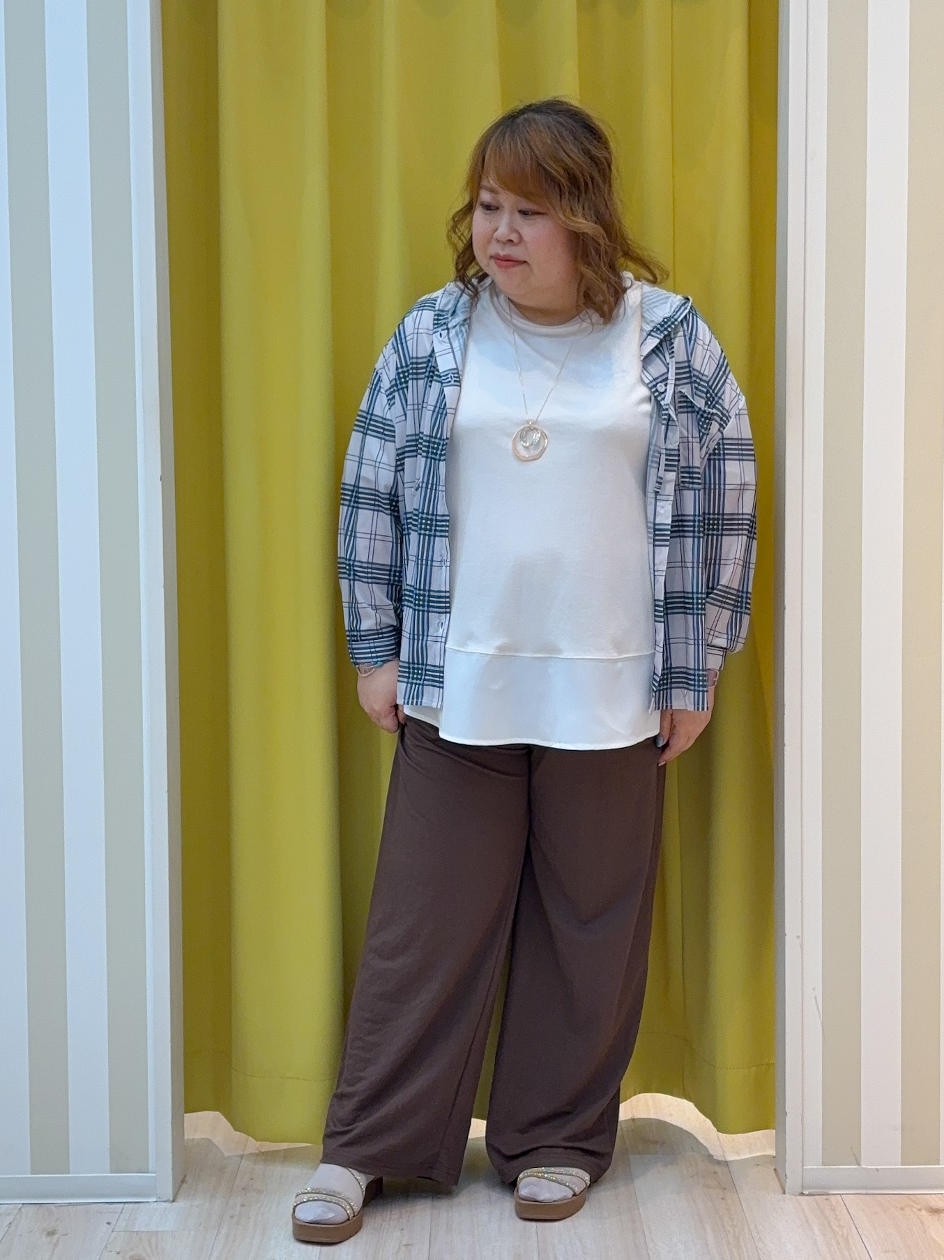 kotoさんさんの「SHOO･LA･RUE｜【洗濯機可/体型カバー】程よい透け感の ゆるシア―シャツパーカ」を使ったコーディネート