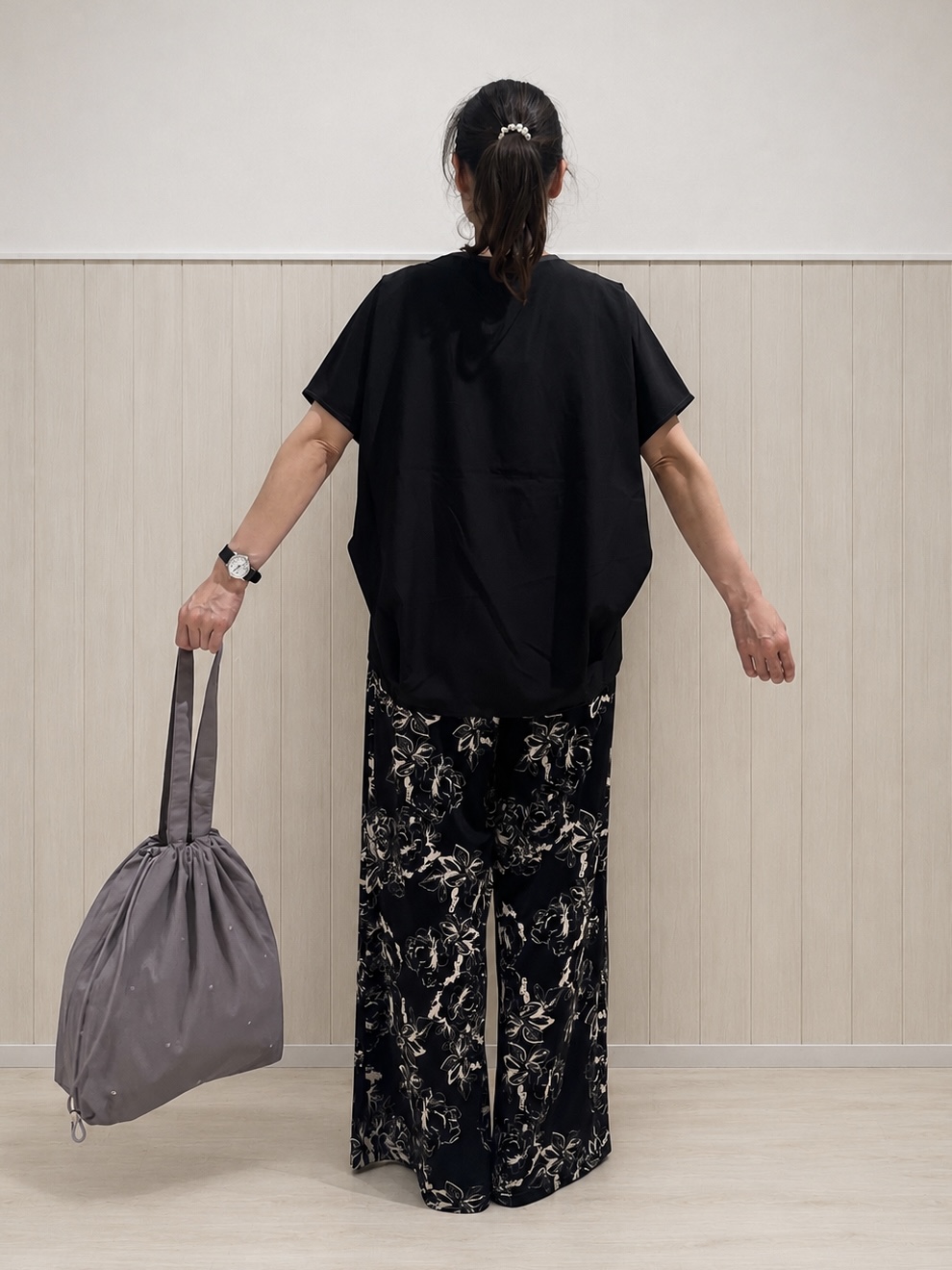 まつみさんの「SHOO･LA･RUE｜【UV/抗菌防臭/洗濯機可】ヒップまわりを自然にカバー 異素材ドッキング 裾タックトップス」を使ったコーディネート