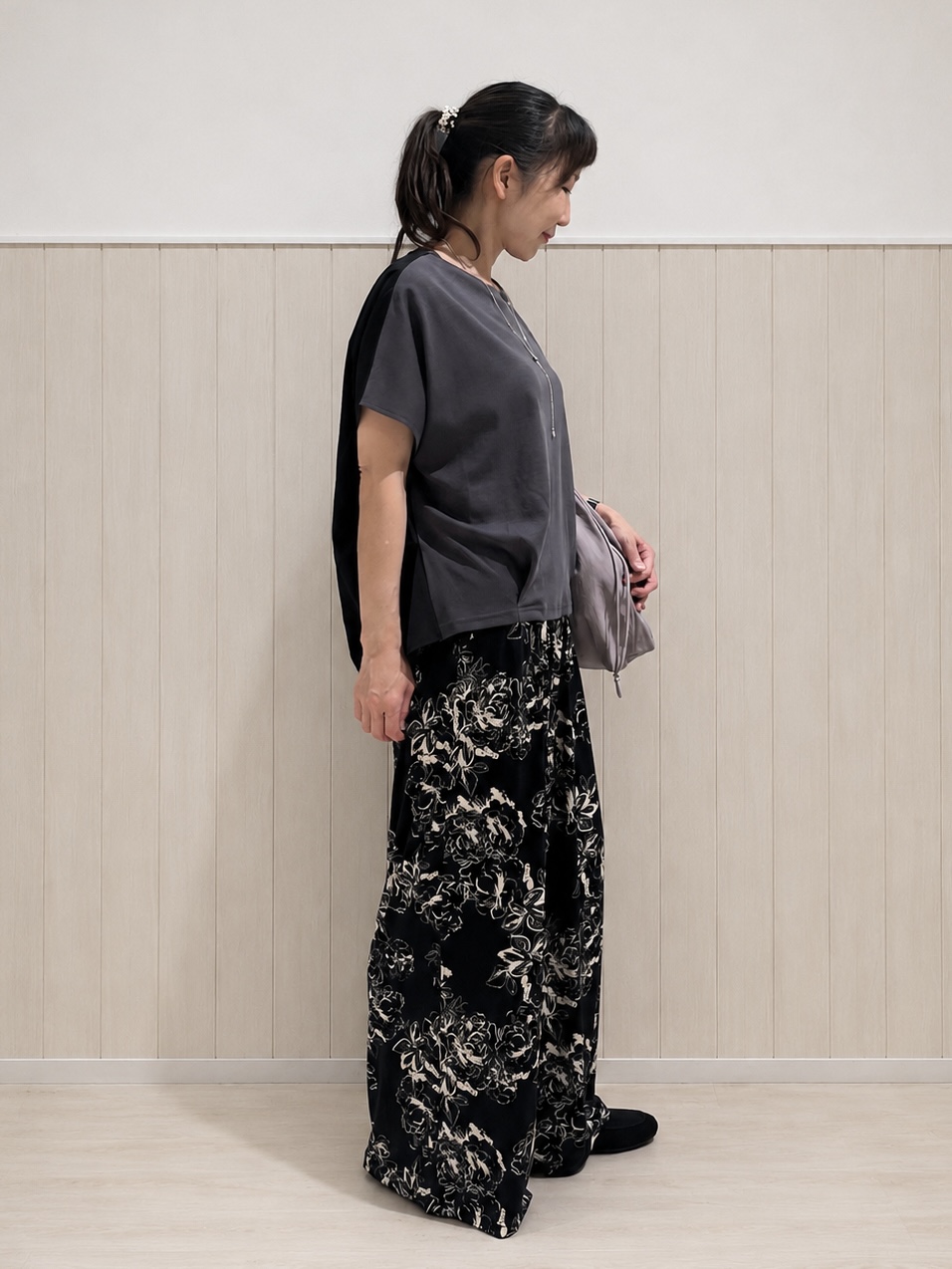 まつみさんの「SHOO･LA･RUE｜【UV/抗菌防臭/洗濯機可】ヒップまわりを自然にカバー 異素材ドッキング 裾タックトップス」を使ったコーディネート