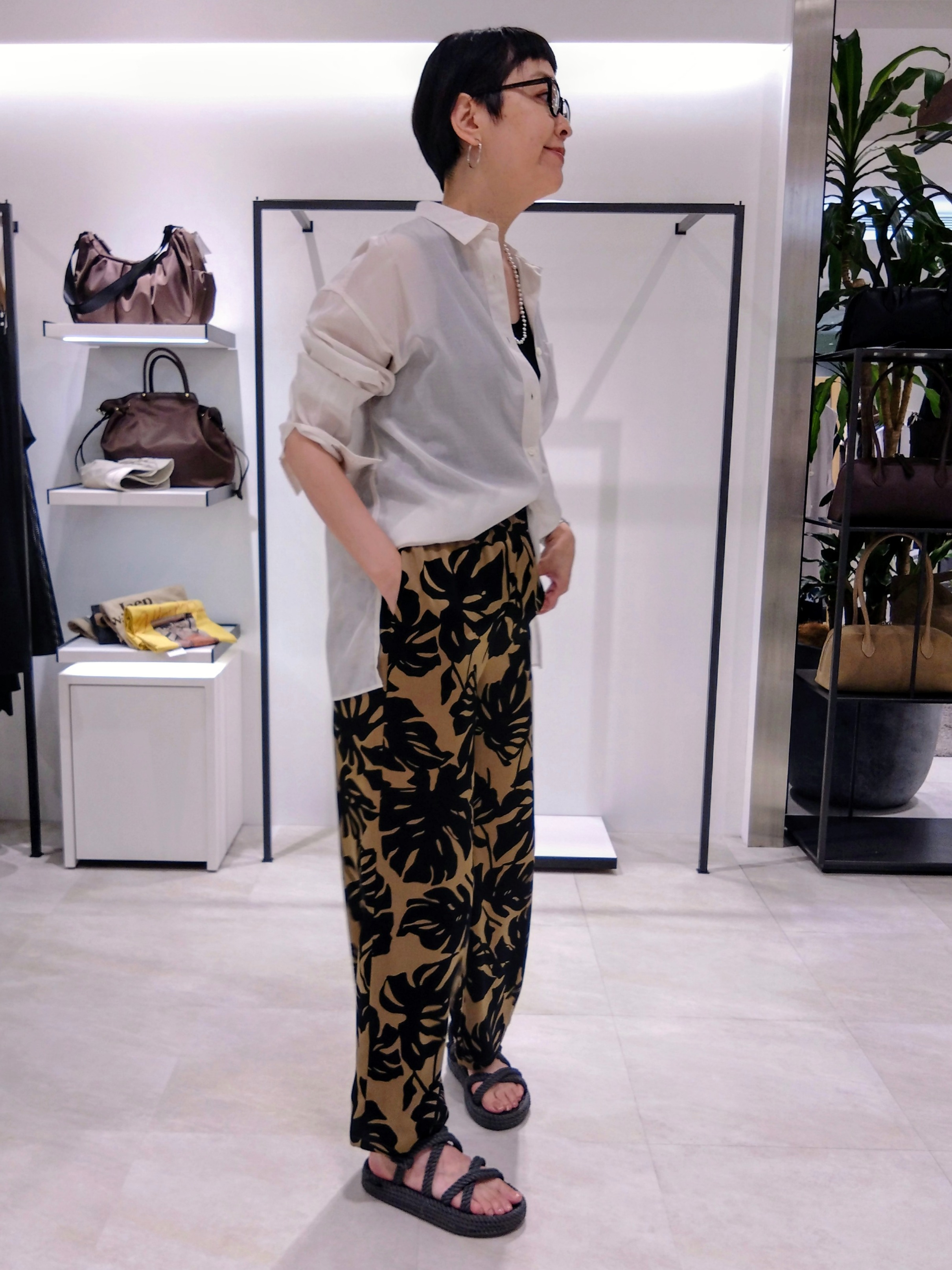まちこさんの「UNTITLED｜【秋羽織り/肌に張り付きにくい】シルキータッチシアーシャツ」を使ったコーディネート