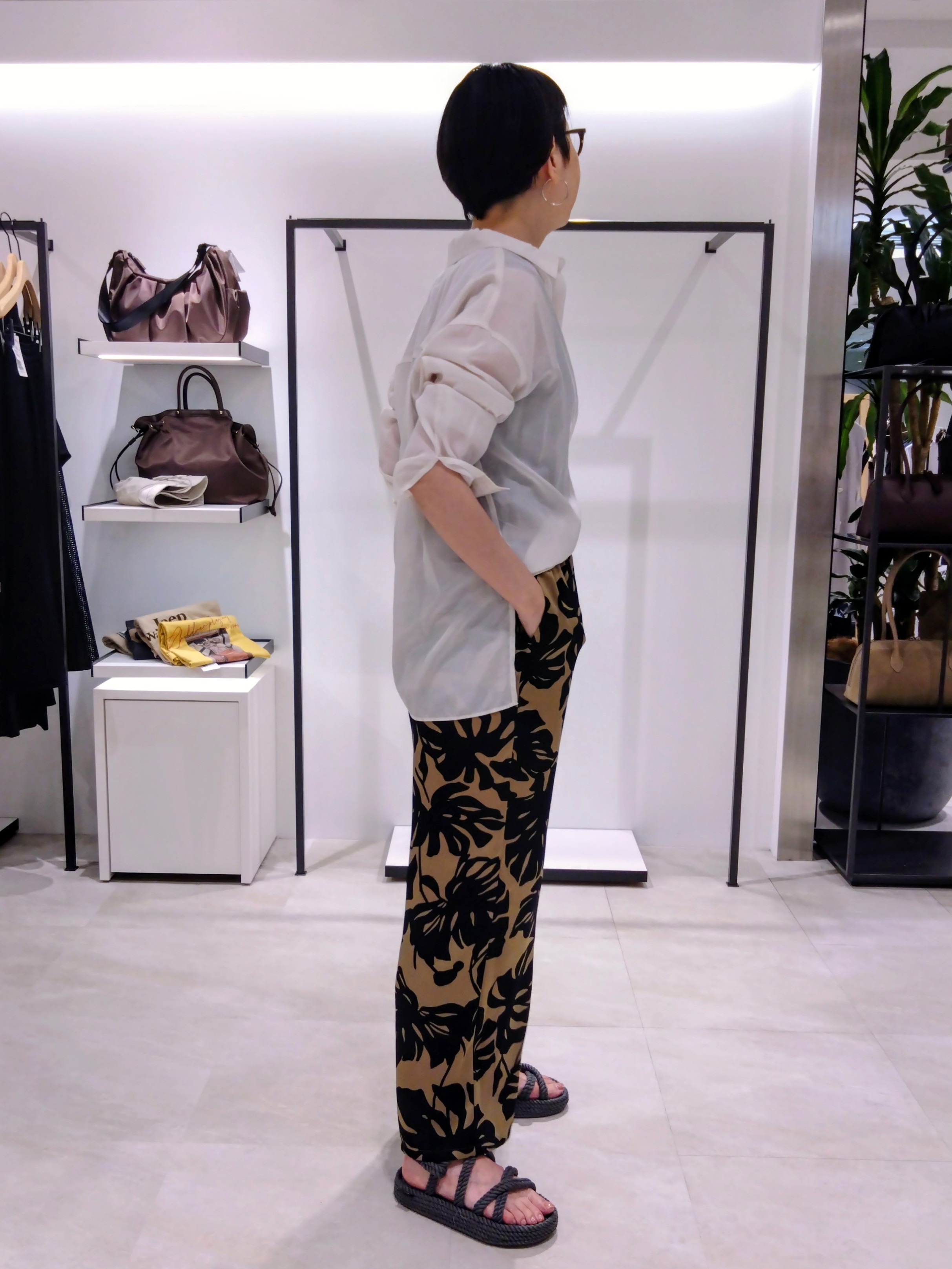 まちこさんの「UNTITLED｜【秋羽織り/肌に張り付きにくい】シルキータッチシアーシャツ」を使ったコーディネート