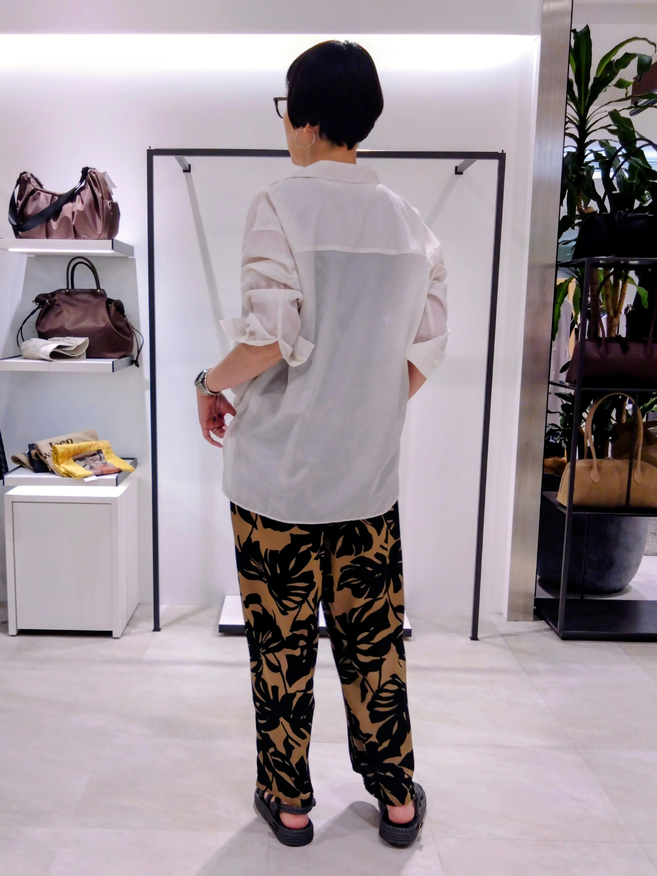 まちこさんの「UNTITLED｜【秋羽織り/肌に張り付きにくい】シルキータッチシアーシャツ」を使ったコーディネート