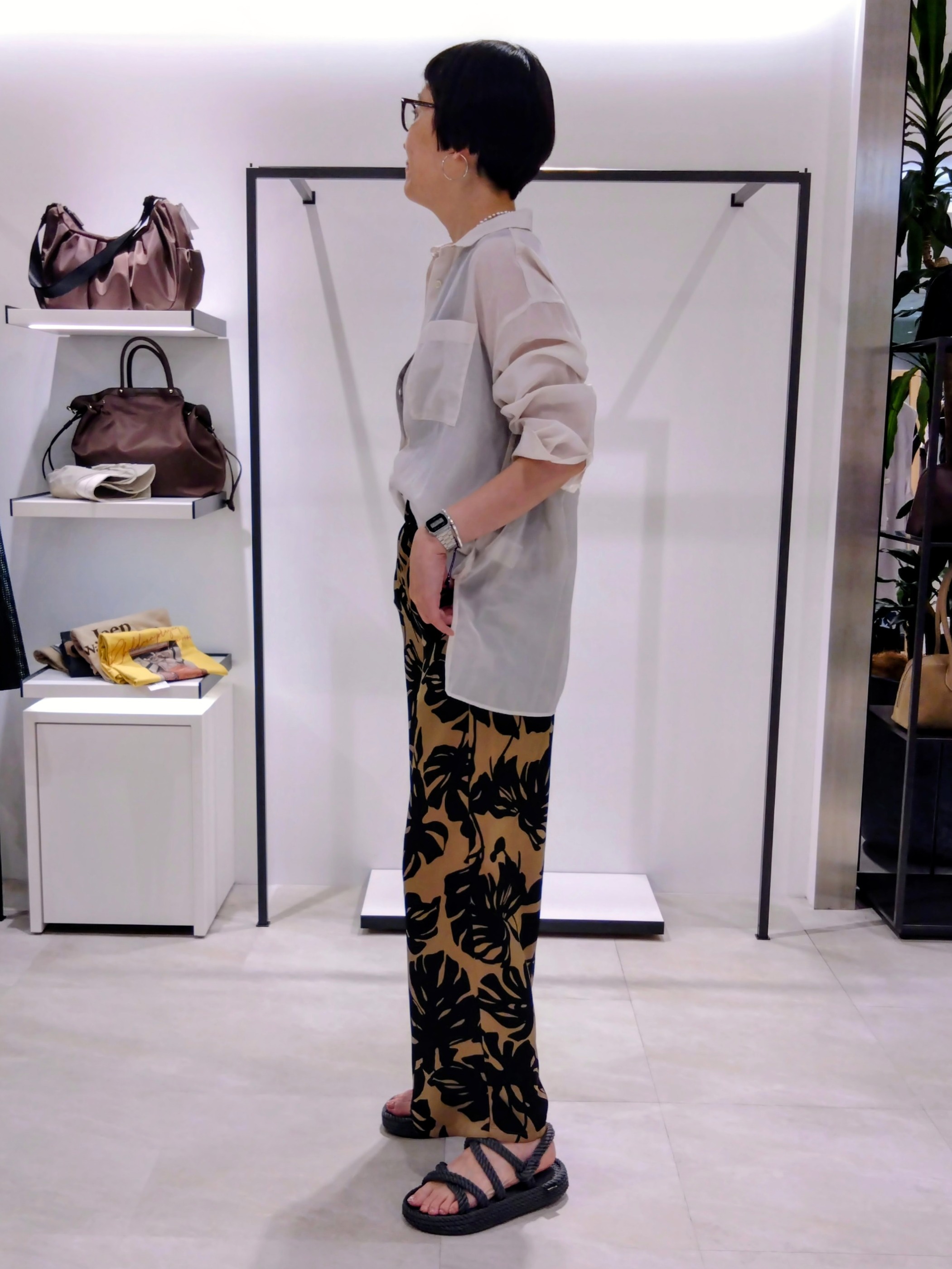 まちこさんの「UNTITLED｜【秋羽織り/肌に張り付きにくい】シルキータッチシアーシャツ」を使ったコーディネート
