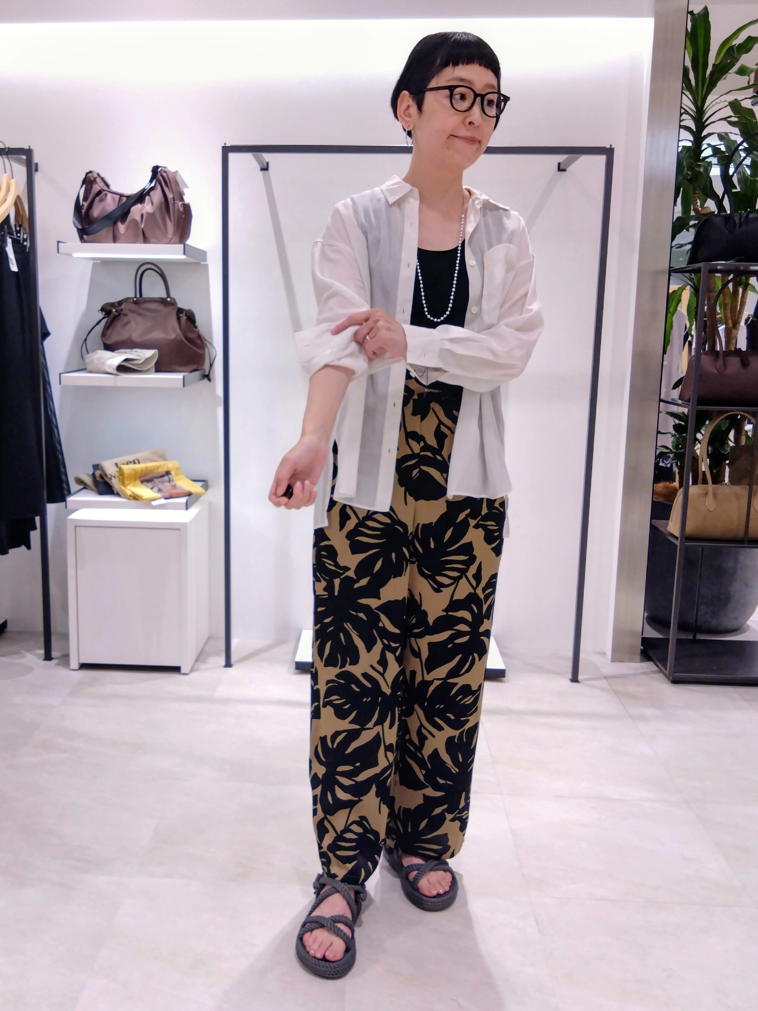 まちこさんの「UNTITLED｜【秋羽織り/肌に張り付きにくい】シルキータッチシアーシャツ」を使ったコーディネート