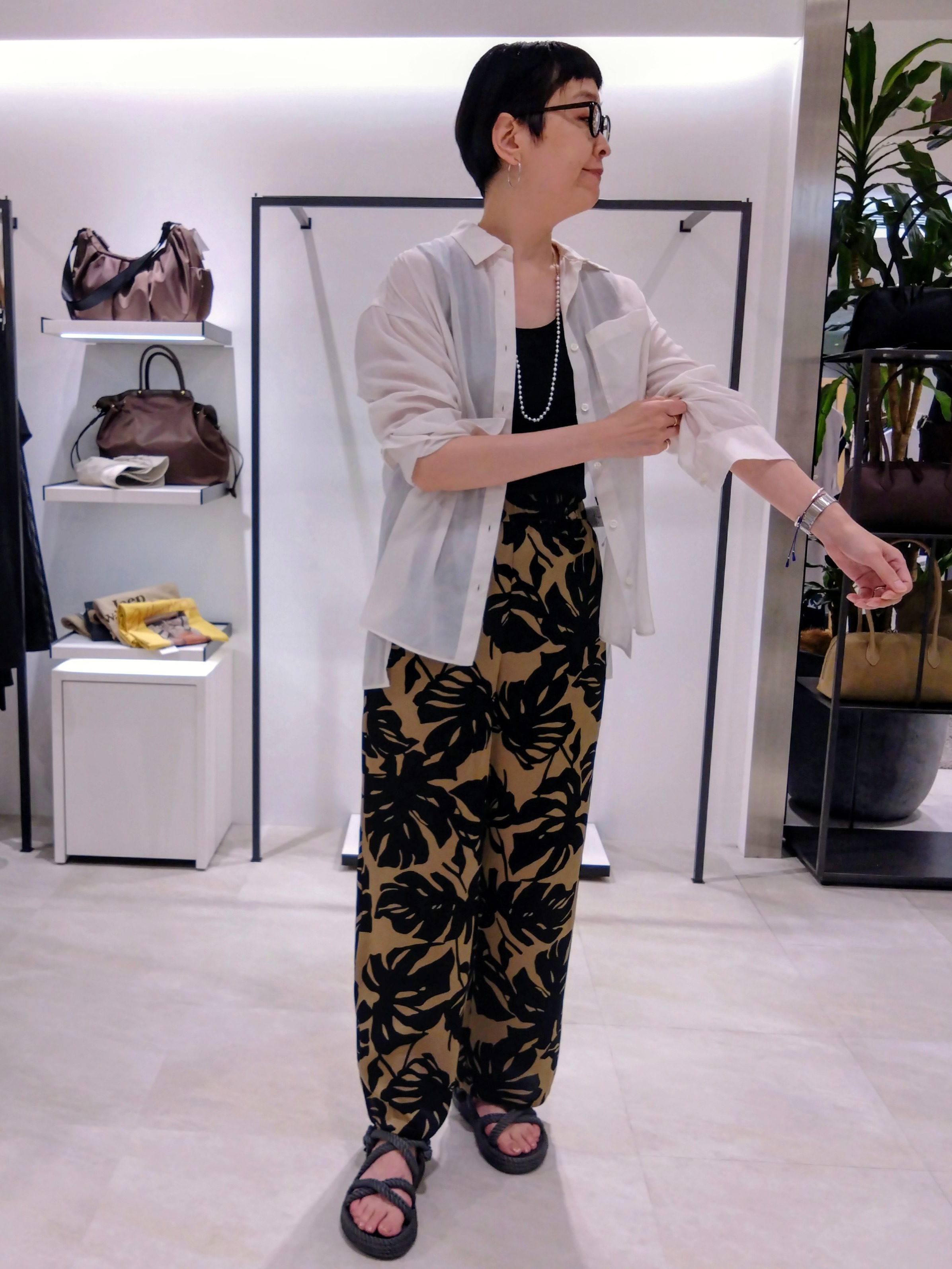 まちこさんの「UNTITLED｜【秋羽織り/肌に張り付きにくい】シルキータッチシアーシャツ」を使ったコーディネート