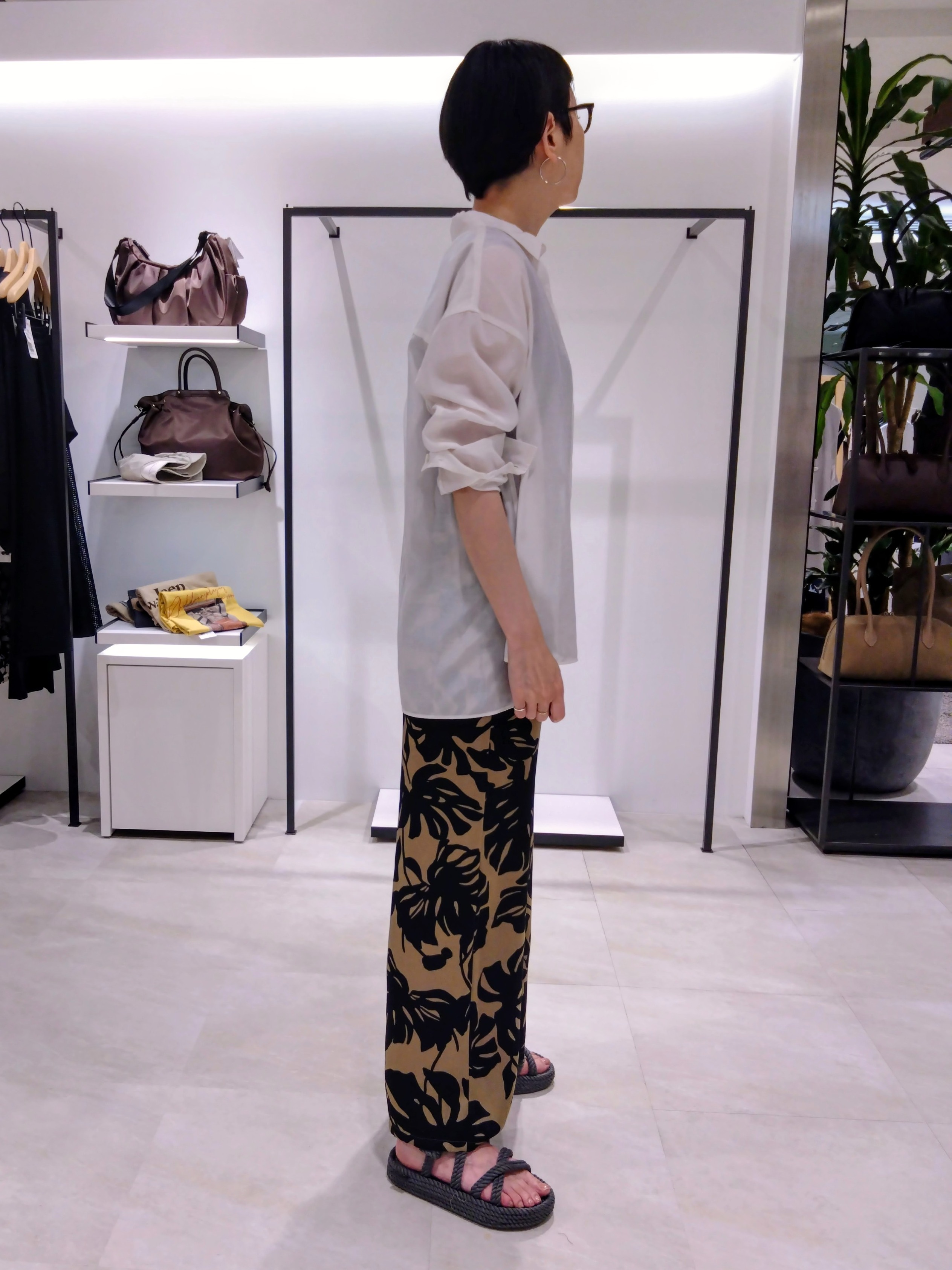 まちこさんの「UNTITLED｜【秋羽織り/肌に張り付きにくい】シルキータッチシアーシャツ」を使ったコーディネート