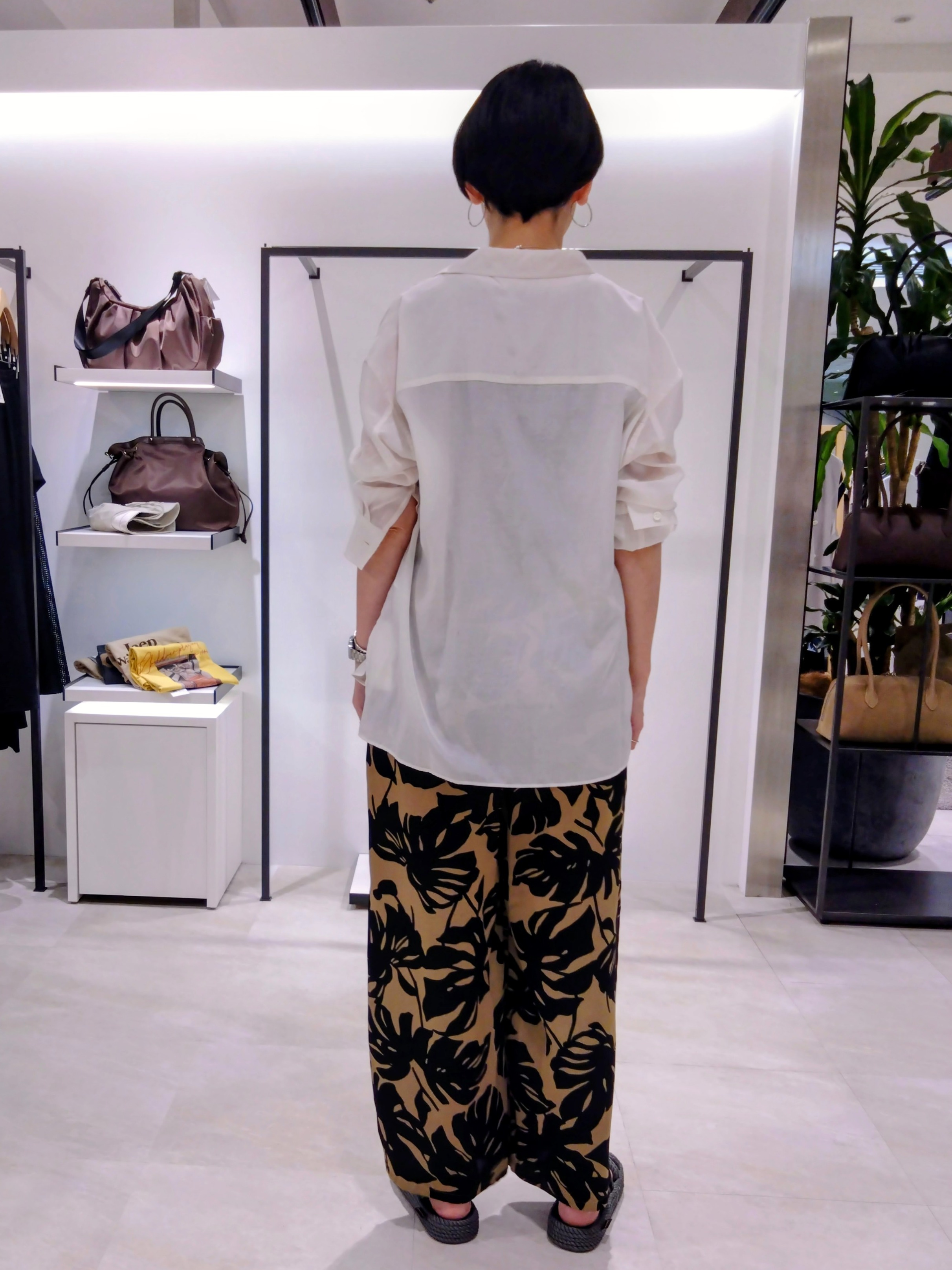 まちこさんの「UNTITLED｜【秋羽織り/肌に張り付きにくい】シルキータッチシアーシャツ」を使ったコーディネート