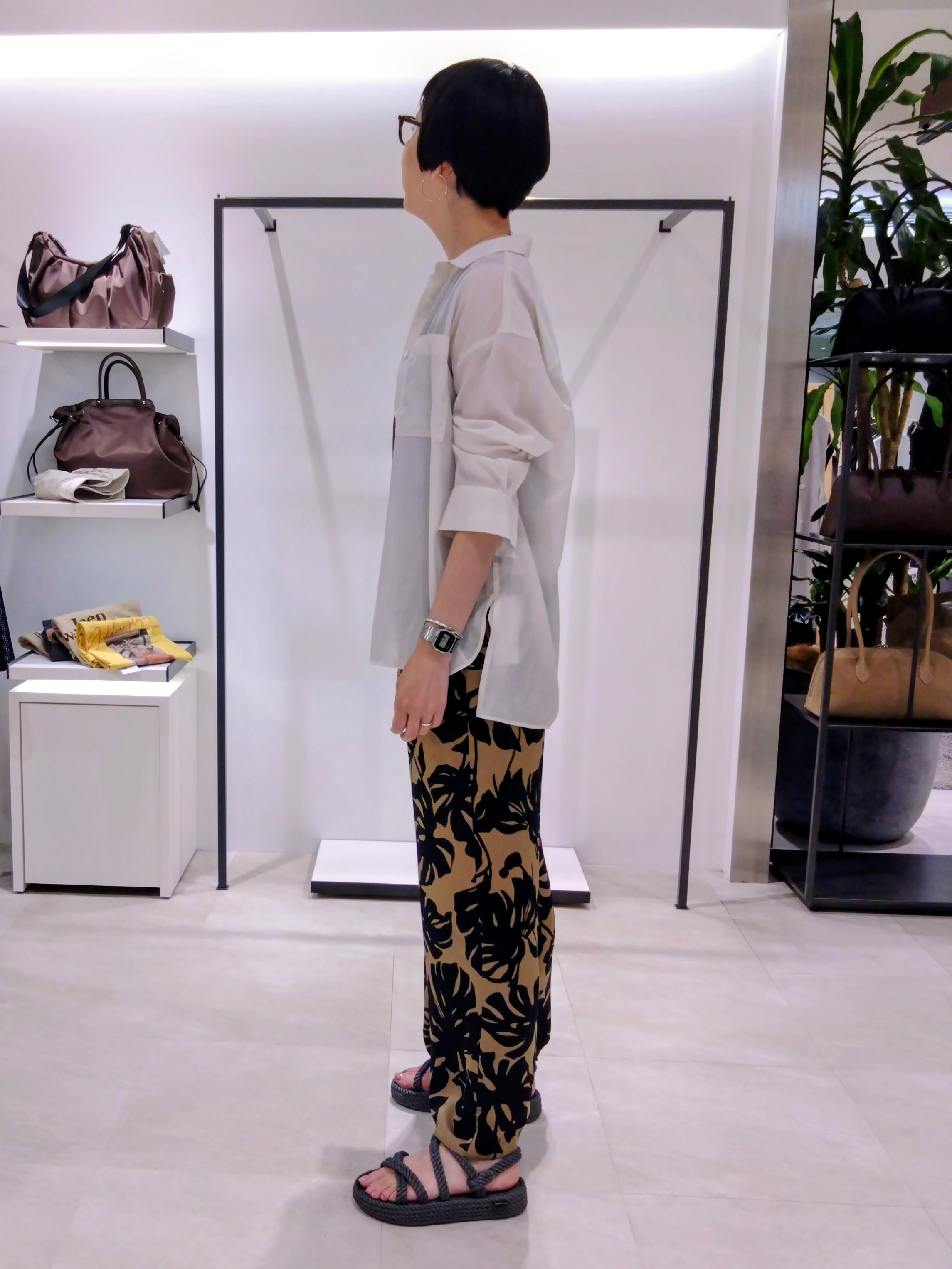 まちこさんの「UNTITLED｜【秋羽織り/肌に張り付きにくい】シルキータッチシアーシャツ」を使ったコーディネート