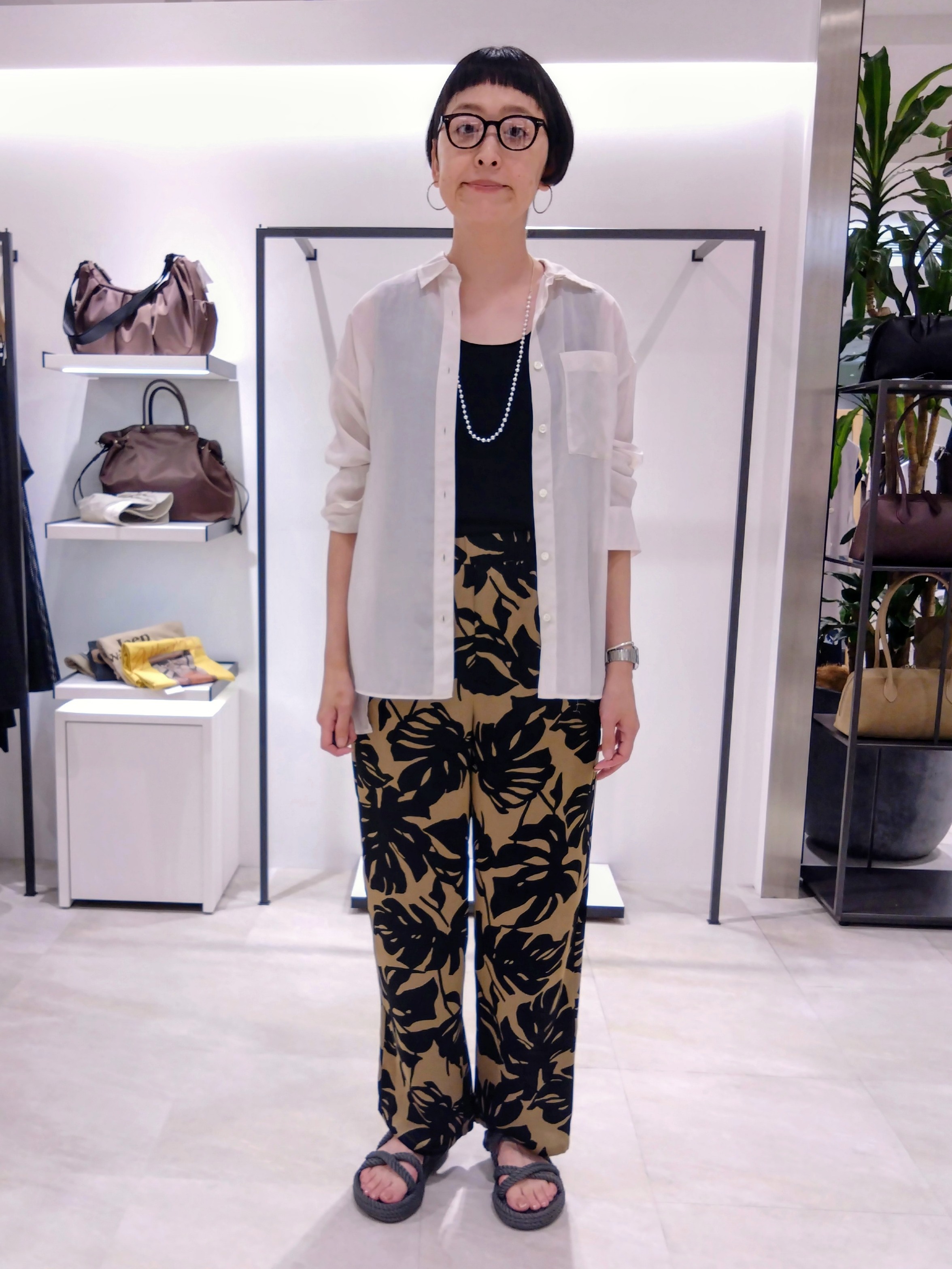 まちこさんの「UNTITLED｜【秋羽織り/肌に張り付きにくい】シルキータッチシアーシャツ」を使ったコーディネート