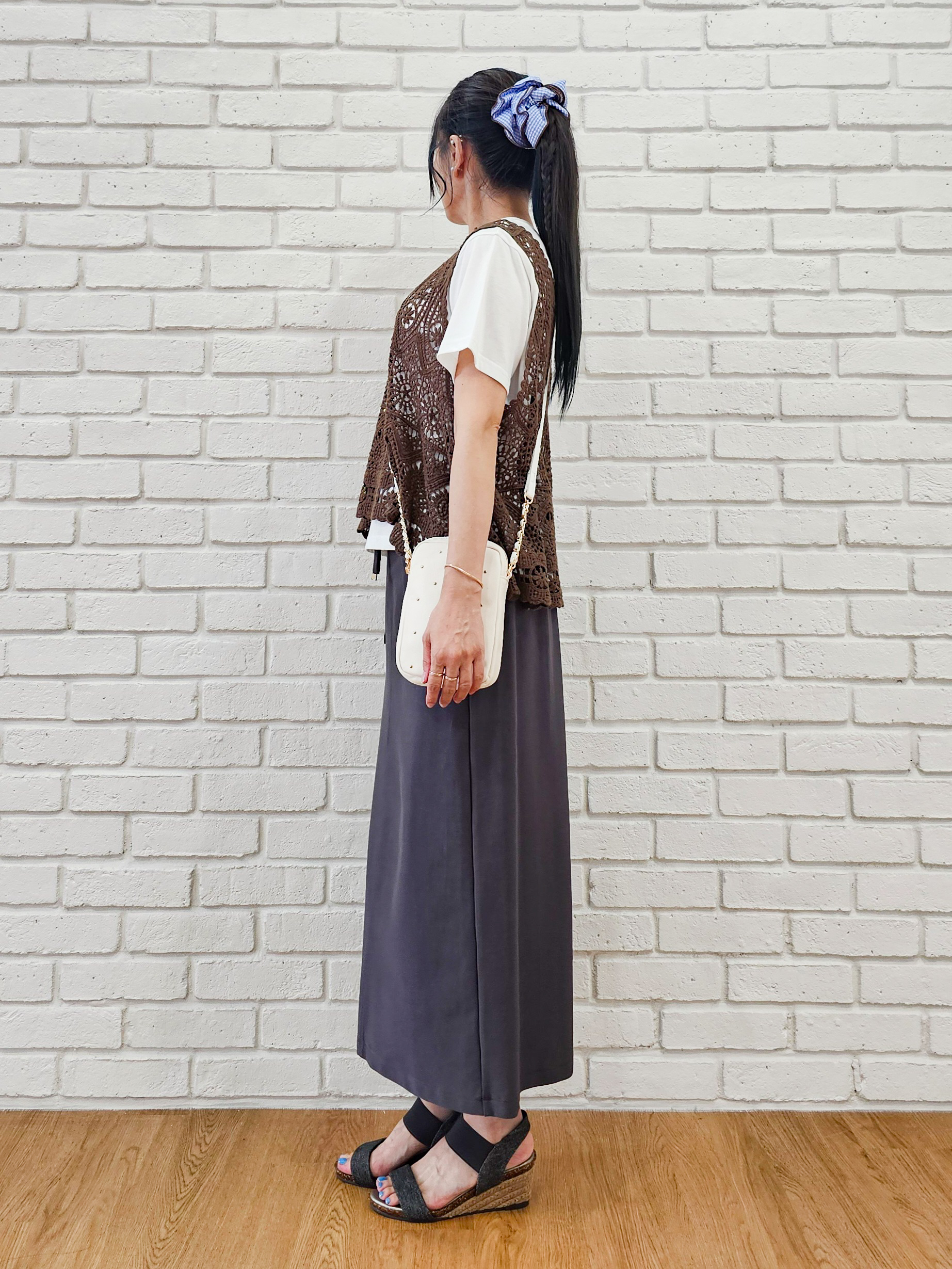 ゆゆさんの「SHOO･LA･RUE｜【2点セット/体型カバー】瞬間レイヤードコーデが完成 クロシェ編みベスト+ロゴT」を使ったコーディネート