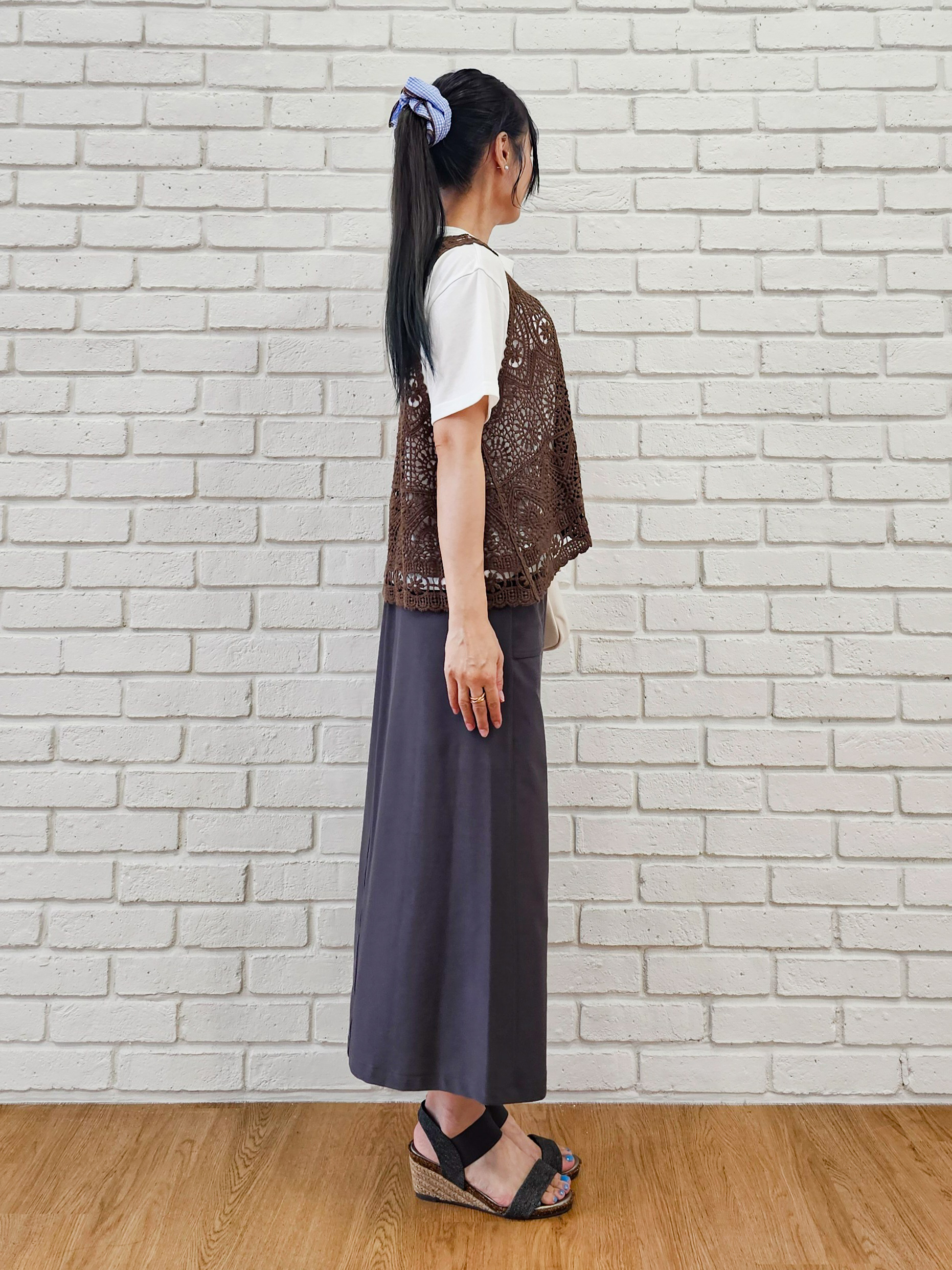 ゆゆさんの「SHOO･LA･RUE｜【2点セット/体型カバー】瞬間レイヤードコーデが完成 クロシェ編みベスト+ロゴT」を使ったコーディネート