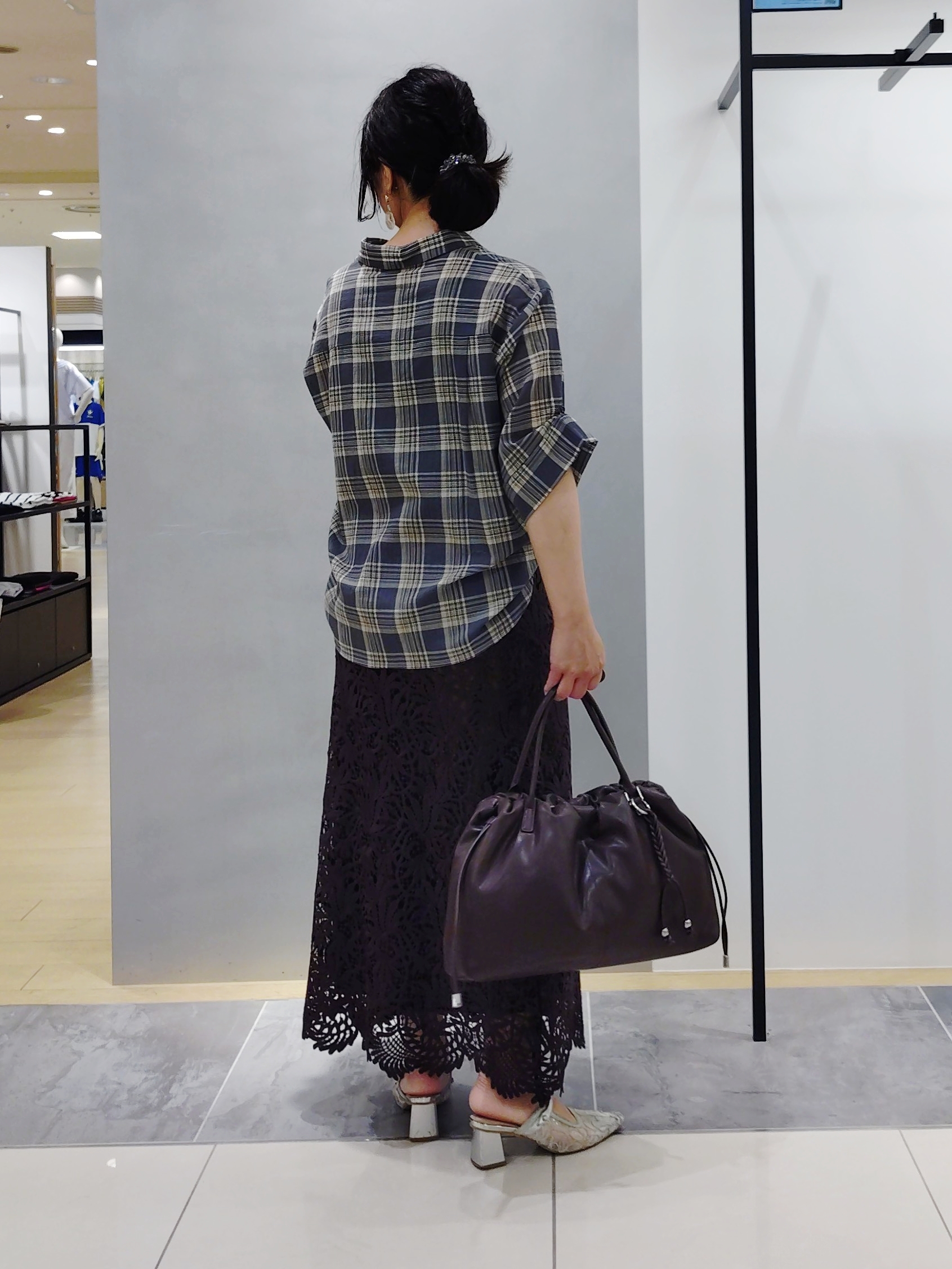 TOMOMIさんの「INDIVI｜【洗える／トレンド】リーフ柄レーススカート」を使ったコーディネート