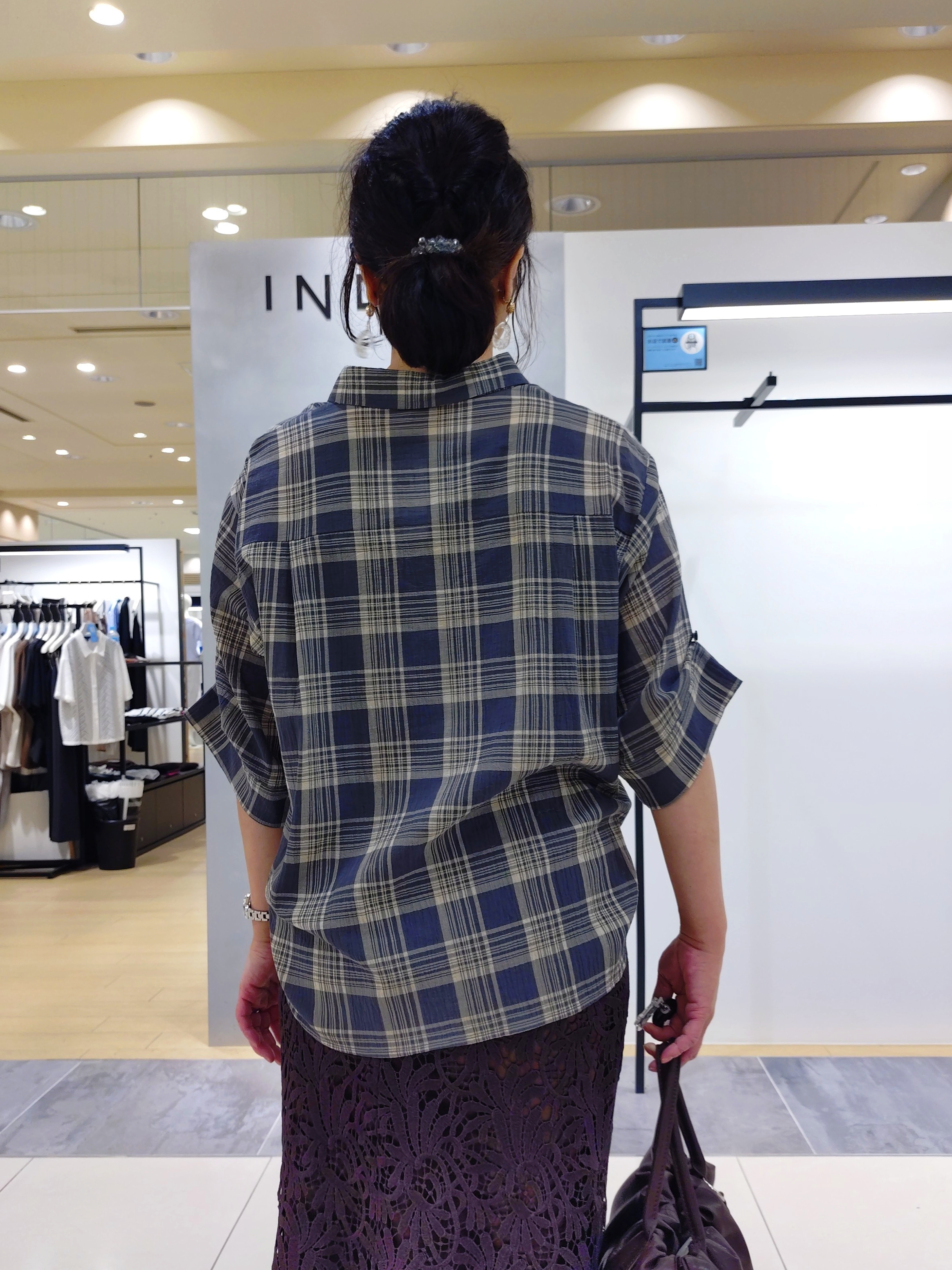 TOMOMIさんの「INDIVI｜【洗える／トレンド】リーフ柄レーススカート」を使ったコーディネート
