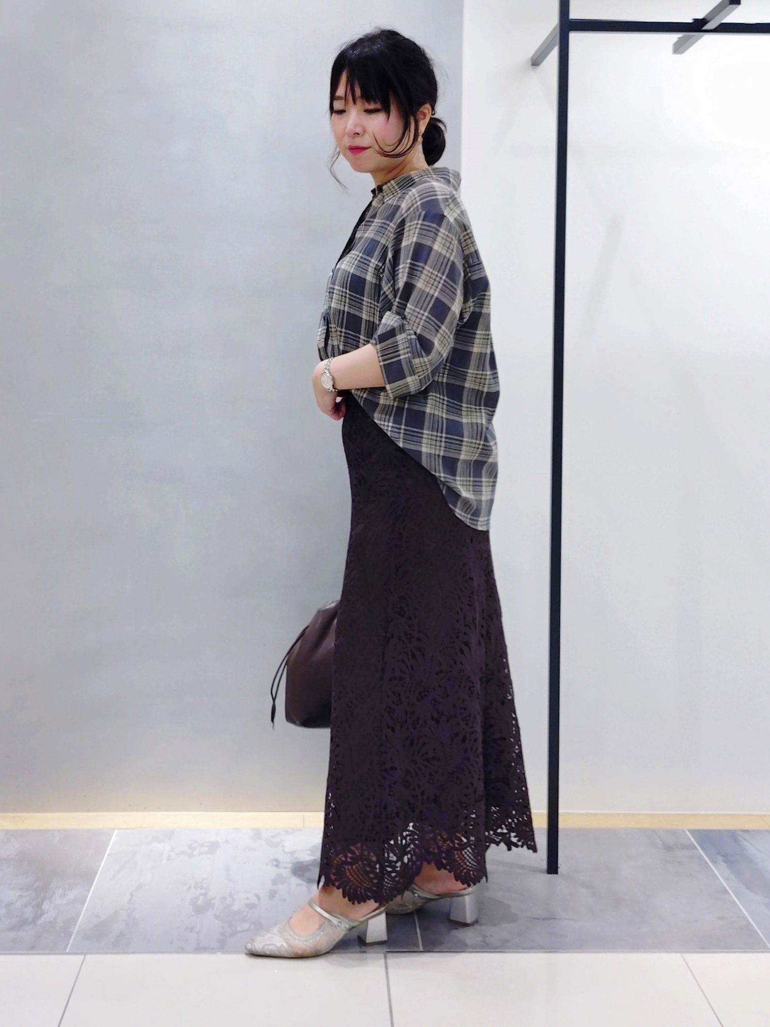 TOMOMIさんの「INDIVI｜【洗える／トレンド】リーフ柄レーススカート」を使ったコーディネート