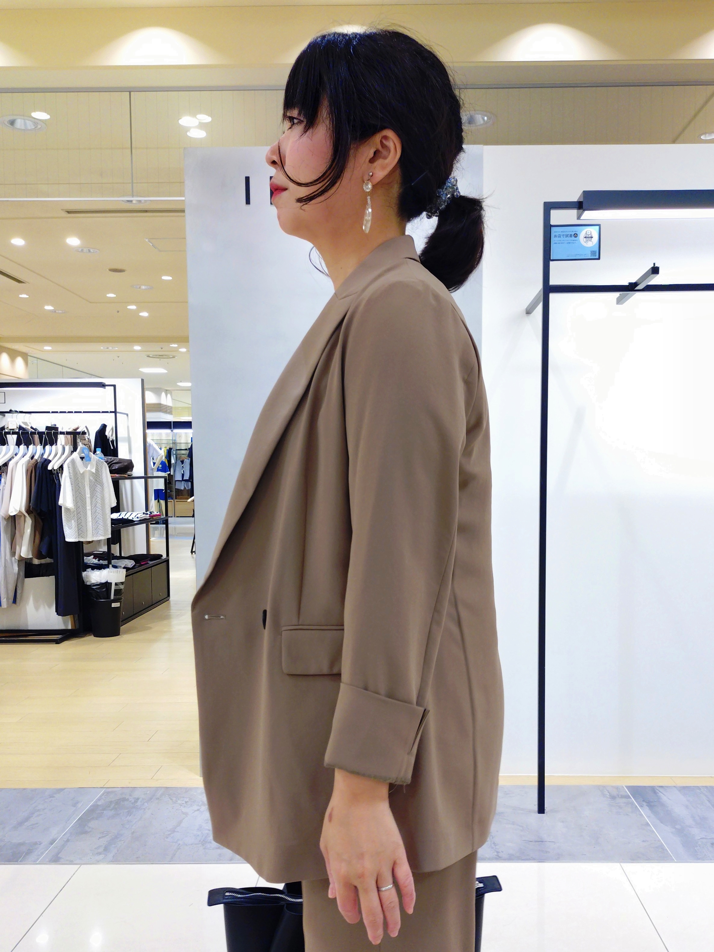 TOMOMIさんの「INDIVI｜【洗える／トレンド】マニッシュレースベスト」を使ったコーディネート