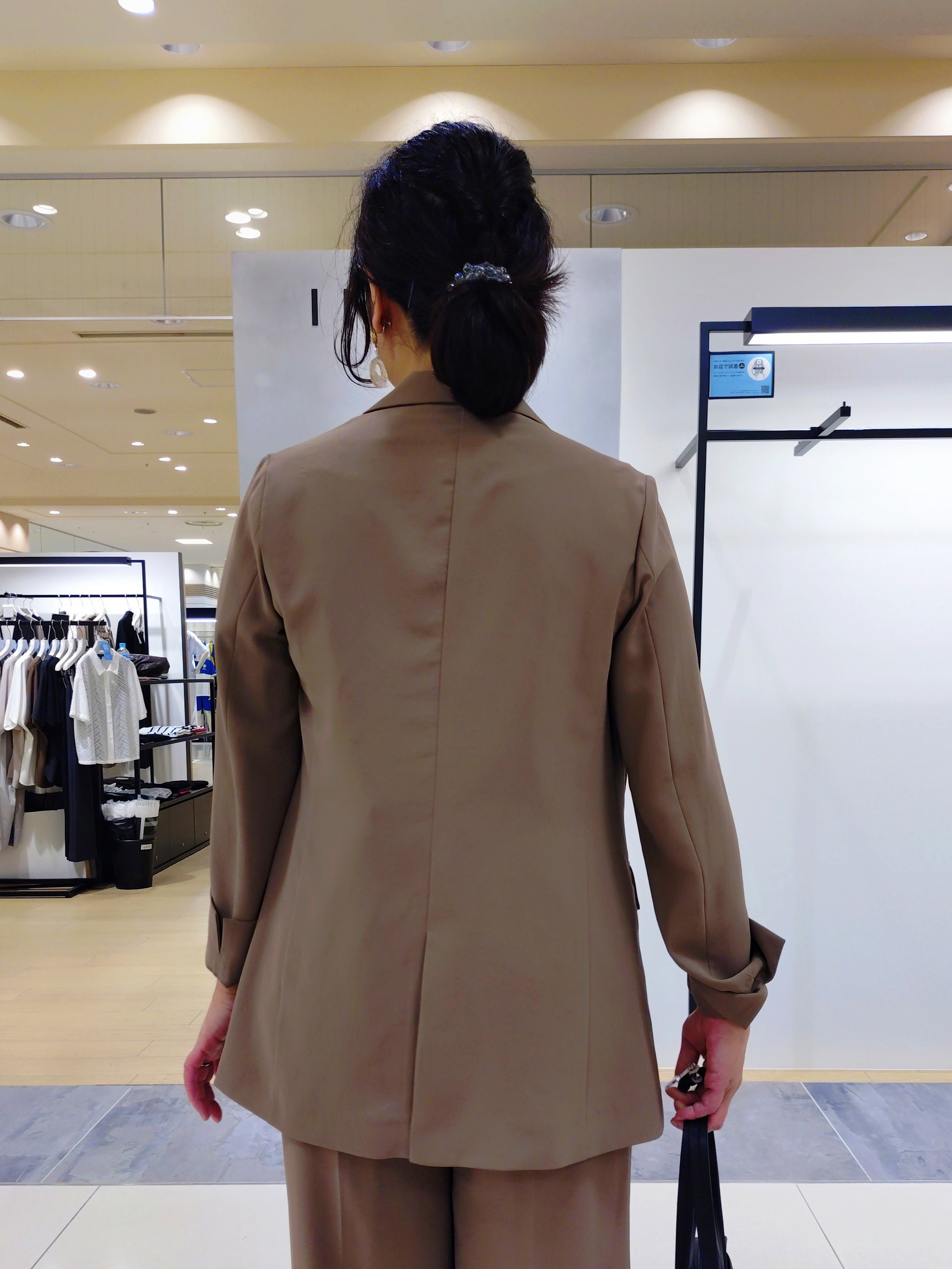 TOMOMIさんの「INDIVI｜【洗える／トレンド】マニッシュレースベスト」を使ったコーディネート