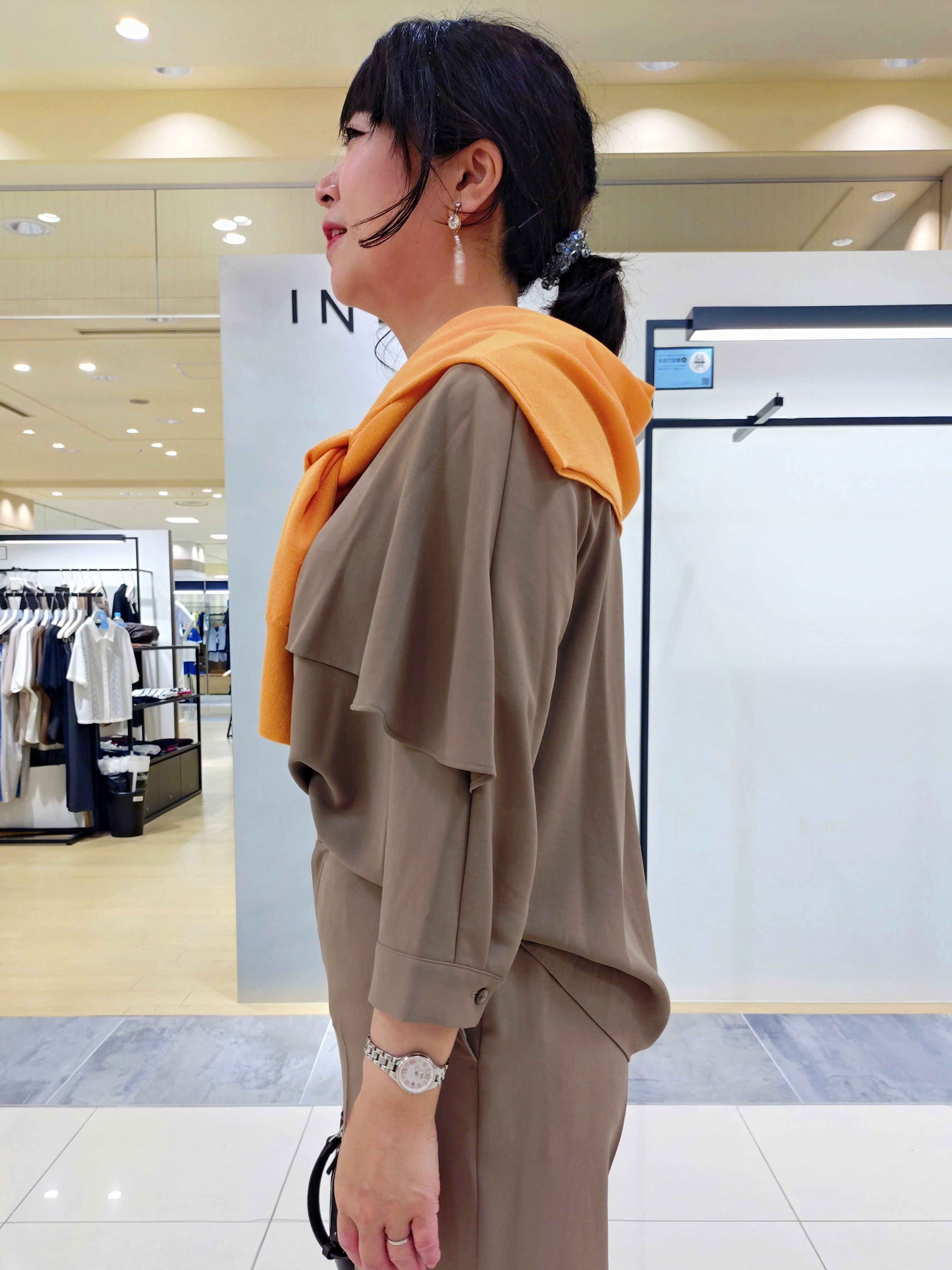 TOMOMIさんの「INDIVI｜【シアー／軽羽織】ドルマン袖ニットカーディガン」を使ったコーディネート