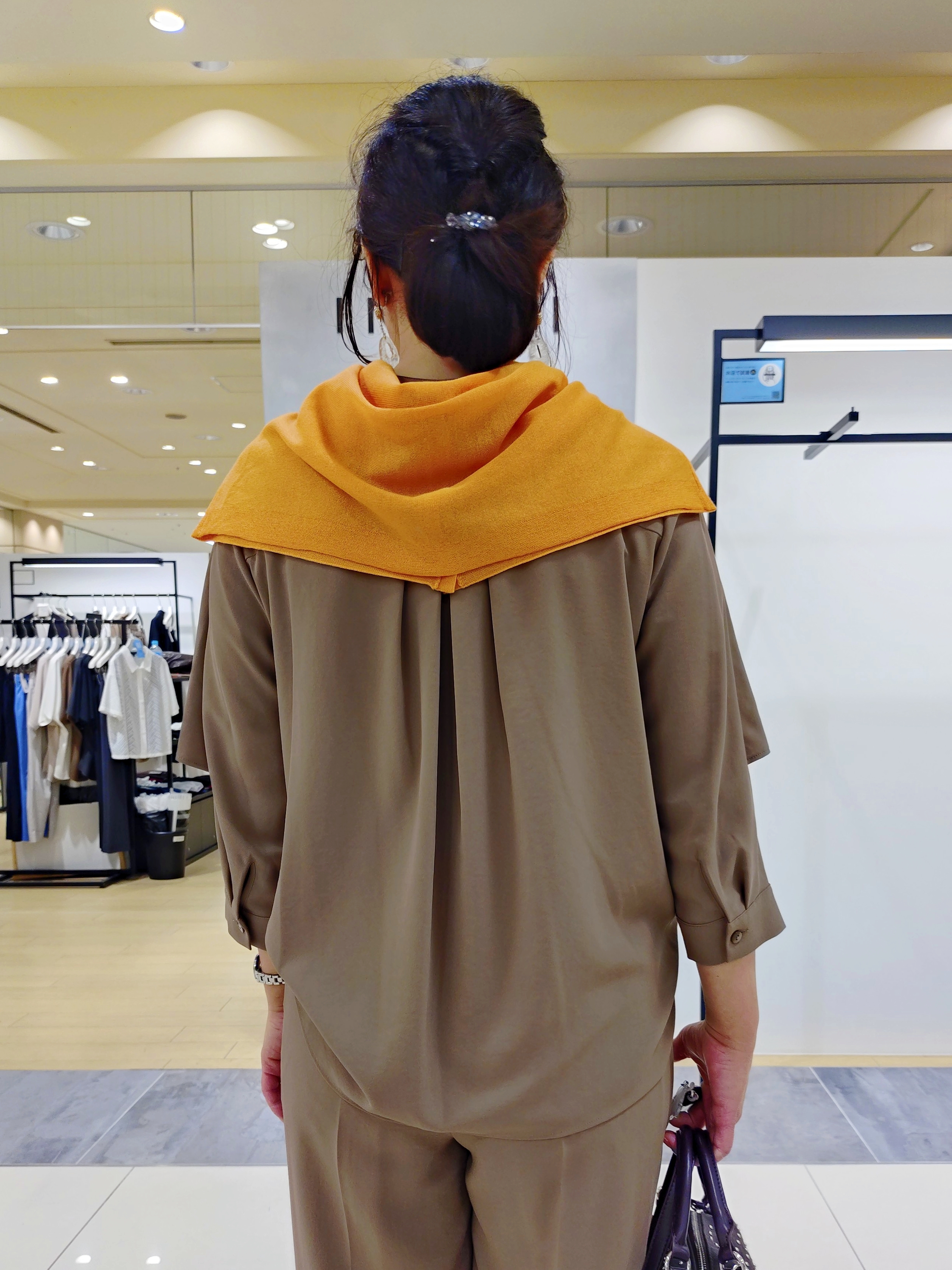 TOMOMIさんの「INDIVI｜【シアー／軽羽織】ドルマン袖ニットカーディガン」を使ったコーディネート