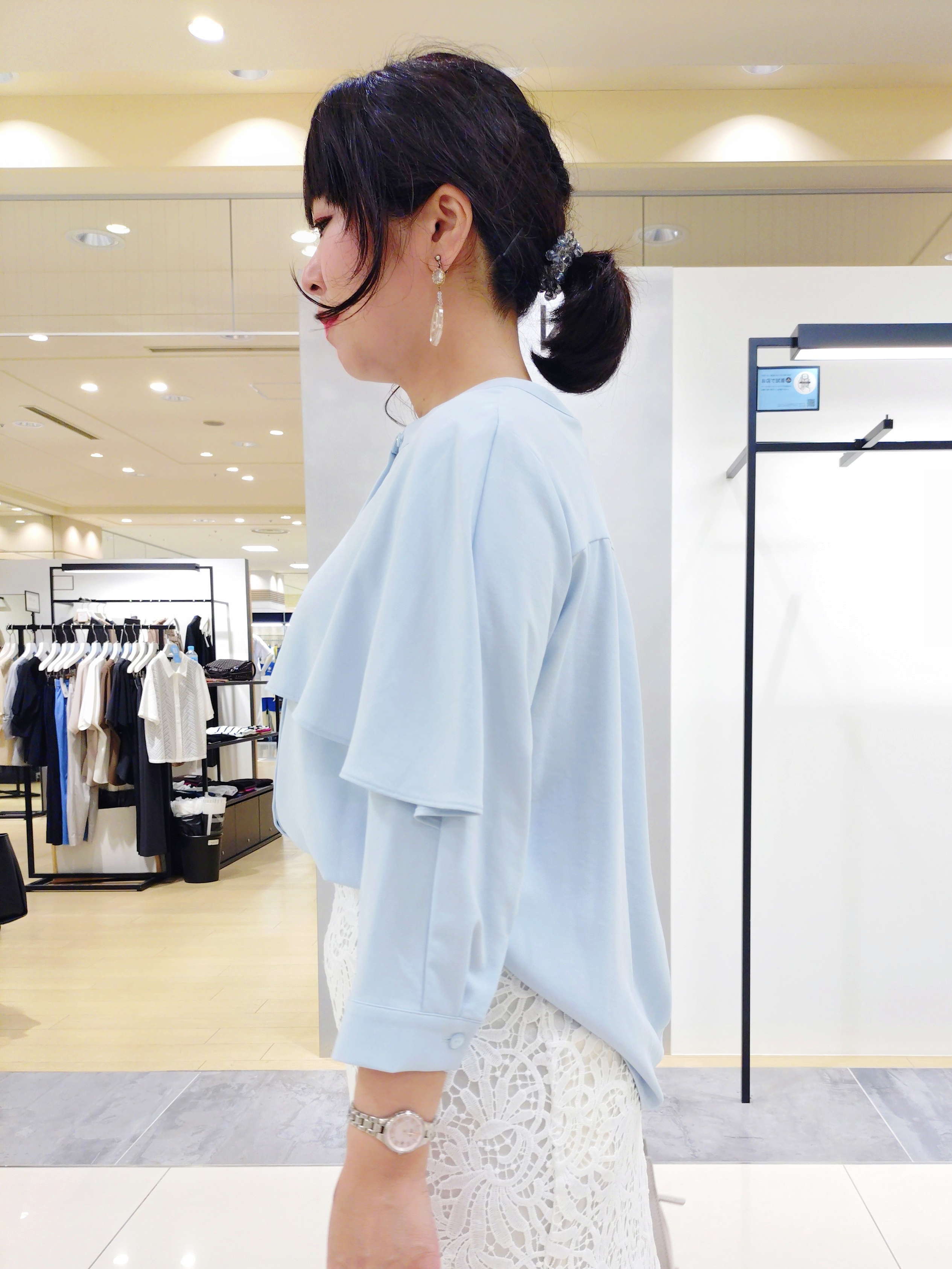 TOMOMIさんの「INDIVI｜【接触冷感/UVケア/夏羽織り/着る日傘】ケープ風ブラウス」を使ったコーディネート