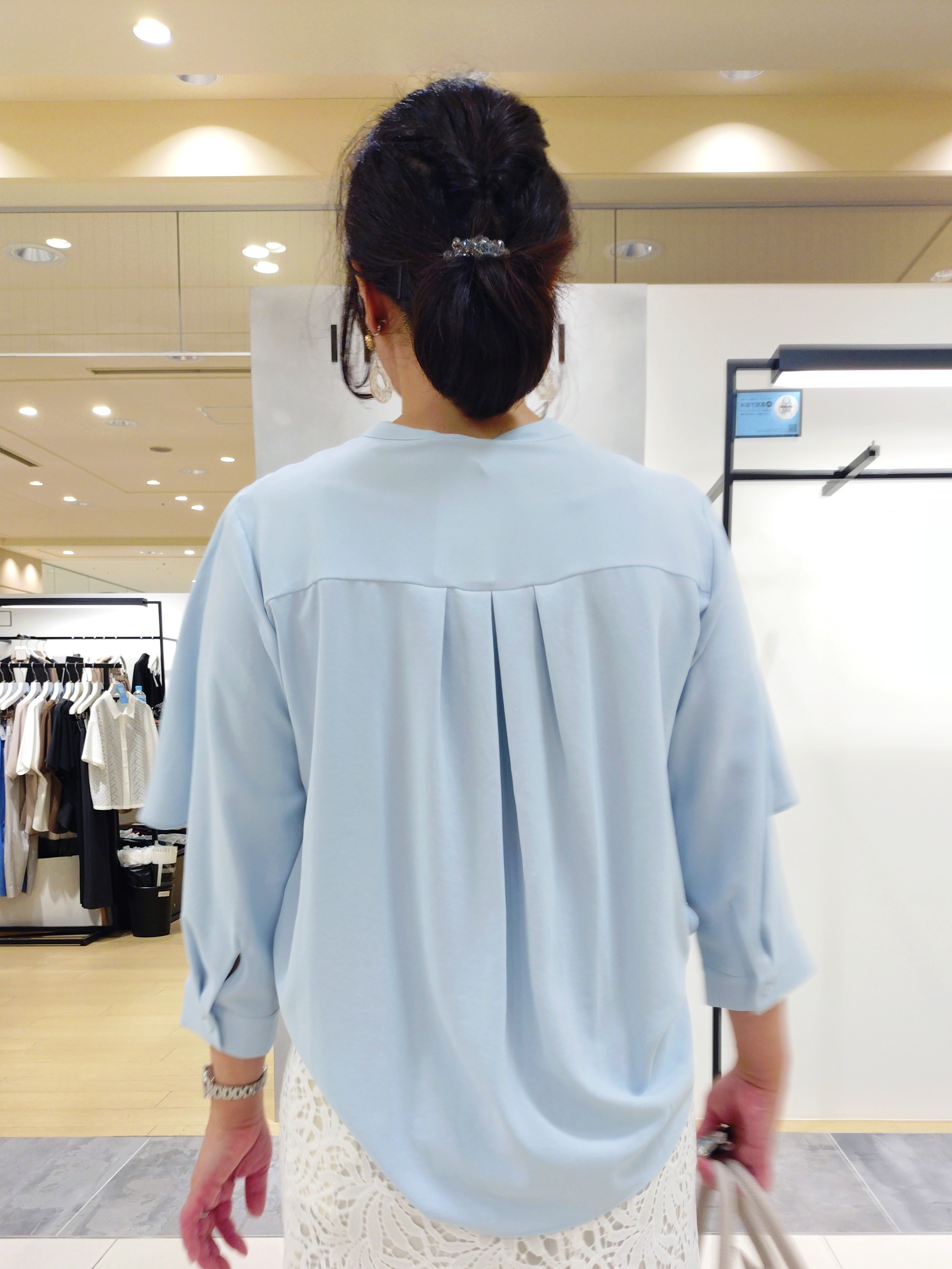 TOMOMIさんの「INDIVI｜【接触冷感/UVケア/夏羽織り/着る日傘】ケープ風ブラウス」を使ったコーディネート