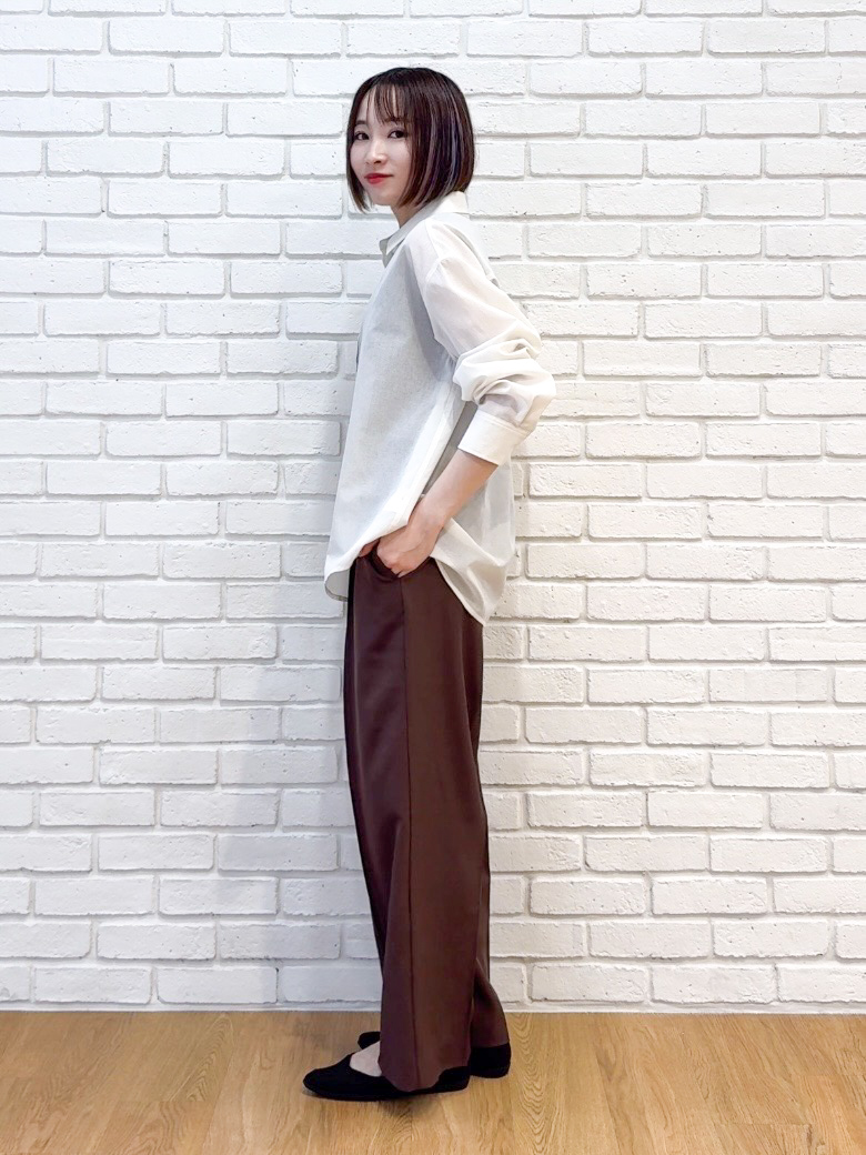 𝐜𝐡𝐢𝐤𝐚さんの「SHOO･LA･RUE｜【通気性〇/S-LL/洗濯機可】羽織にも使いやすい きちんとベーシックシャツ」を使ったコーディネート