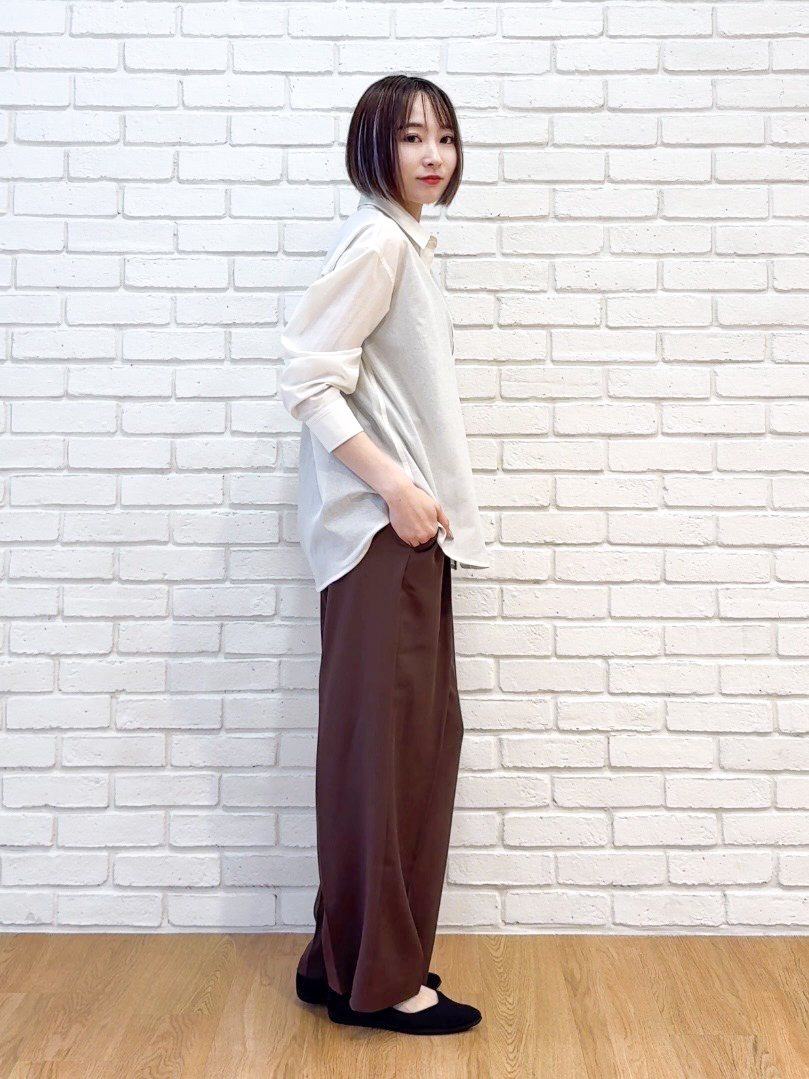 𝐜𝐡𝐢𝐤𝐚さんの「SHOO･LA･RUE｜【通気性〇/S-LL/洗濯機可】羽織にも使いやすい きちんとベーシックシャツ」を使ったコーディネート