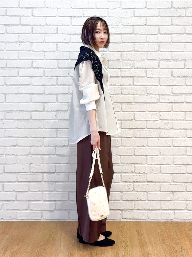 𝐜𝐡𝐢𝐤𝐚さんの「SHOO･LA･RUE｜【通気性〇/S-LL/洗濯機可】羽織にも使いやすい きちんとベーシックシャツ」を使ったコーディネート