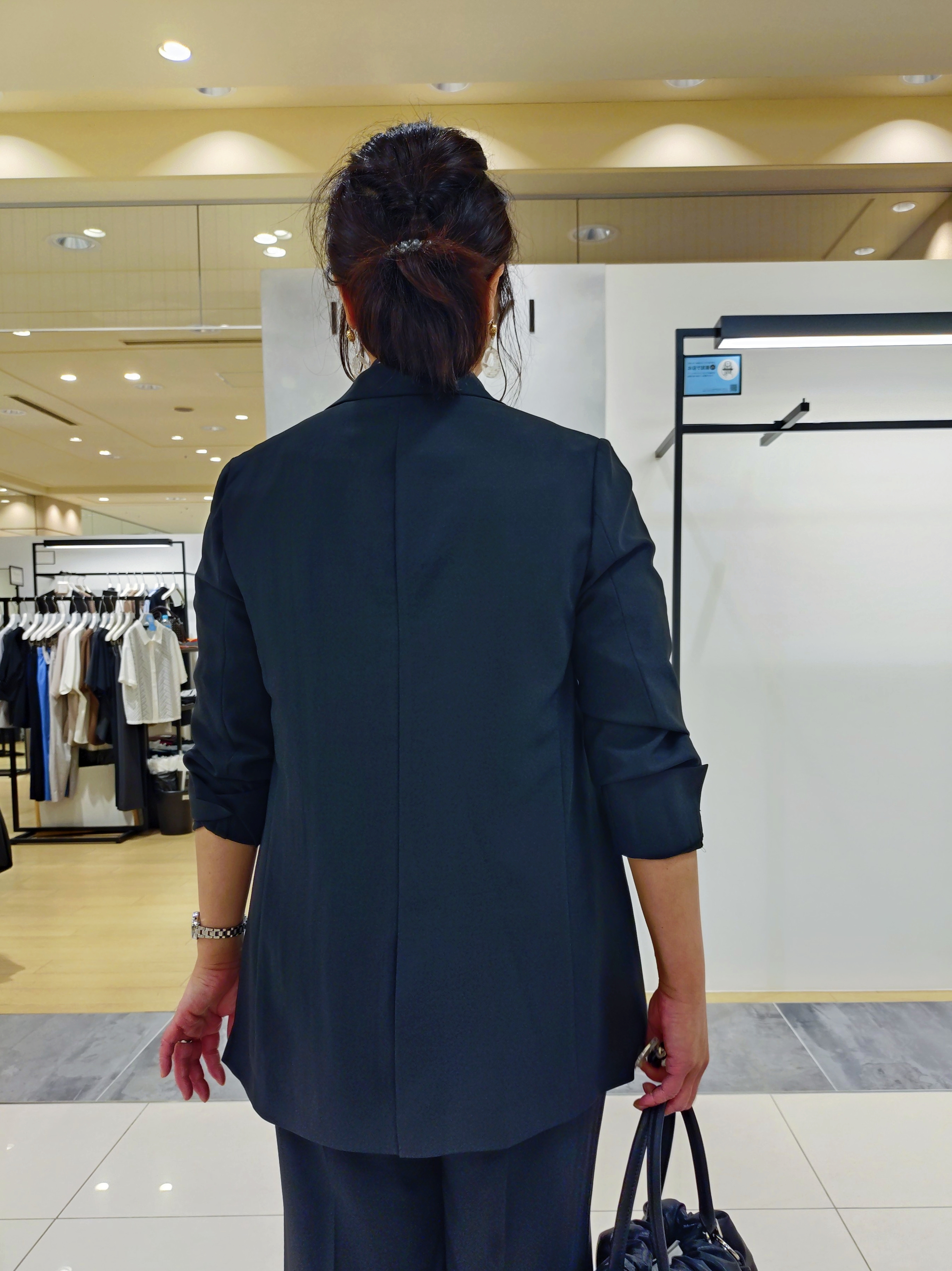 TOMOMIさんの「INDIVI｜【コットン100％／透け感／2WAY】袖アレンジ チェックシャツ」を使ったコーディネート
