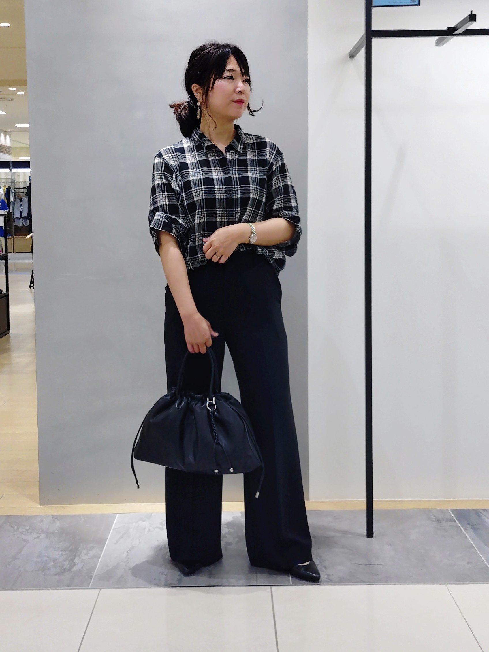 TOMOMIさんの「INDIVI｜【コットン100％／透け感／2WAY】袖アレンジ チェックシャツ」を使ったコーディネート
