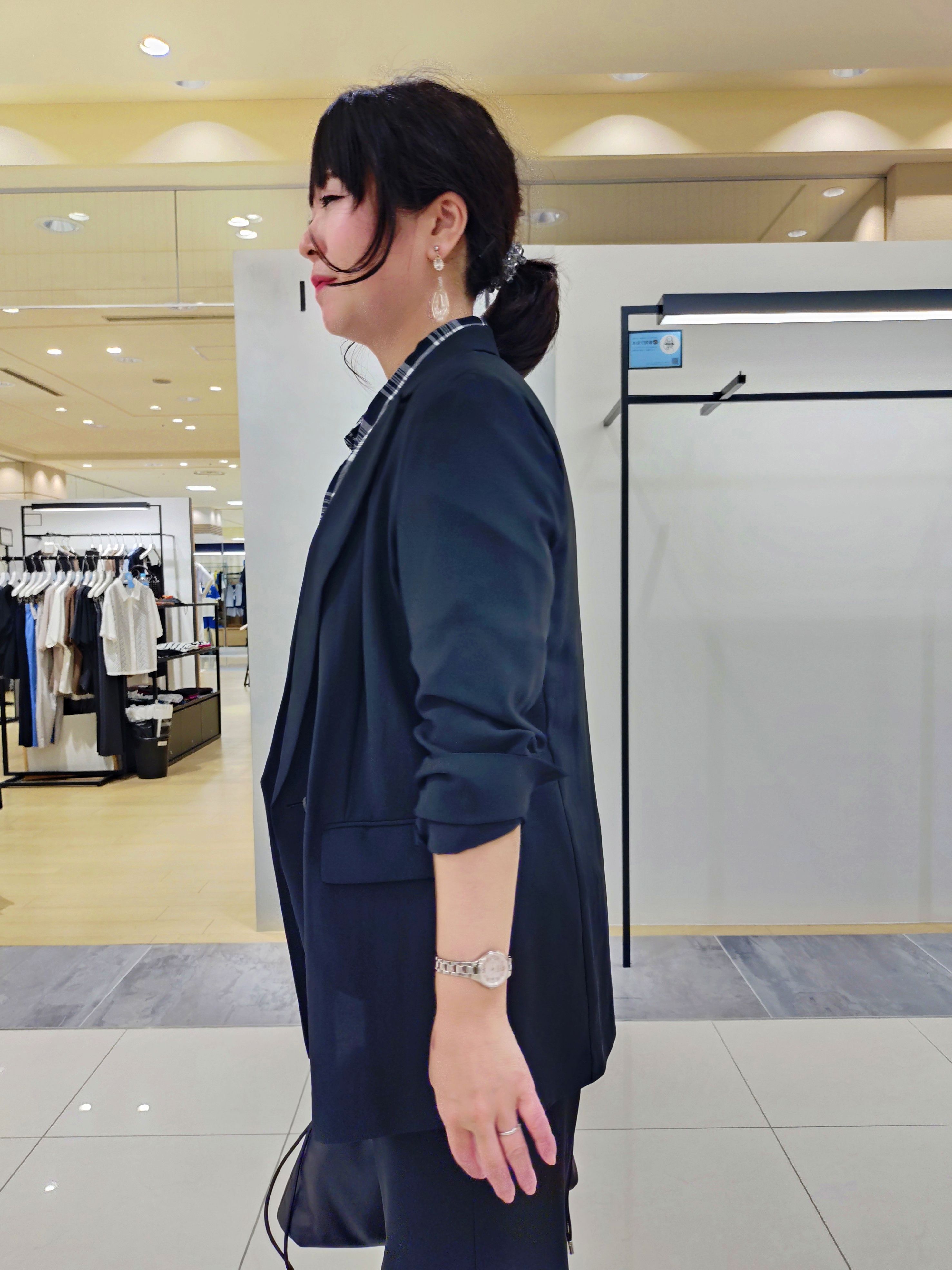 TOMOMIさんの「INDIVI｜【コットン100％／透け感／2WAY】袖アレンジ チェックシャツ」を使ったコーディネート