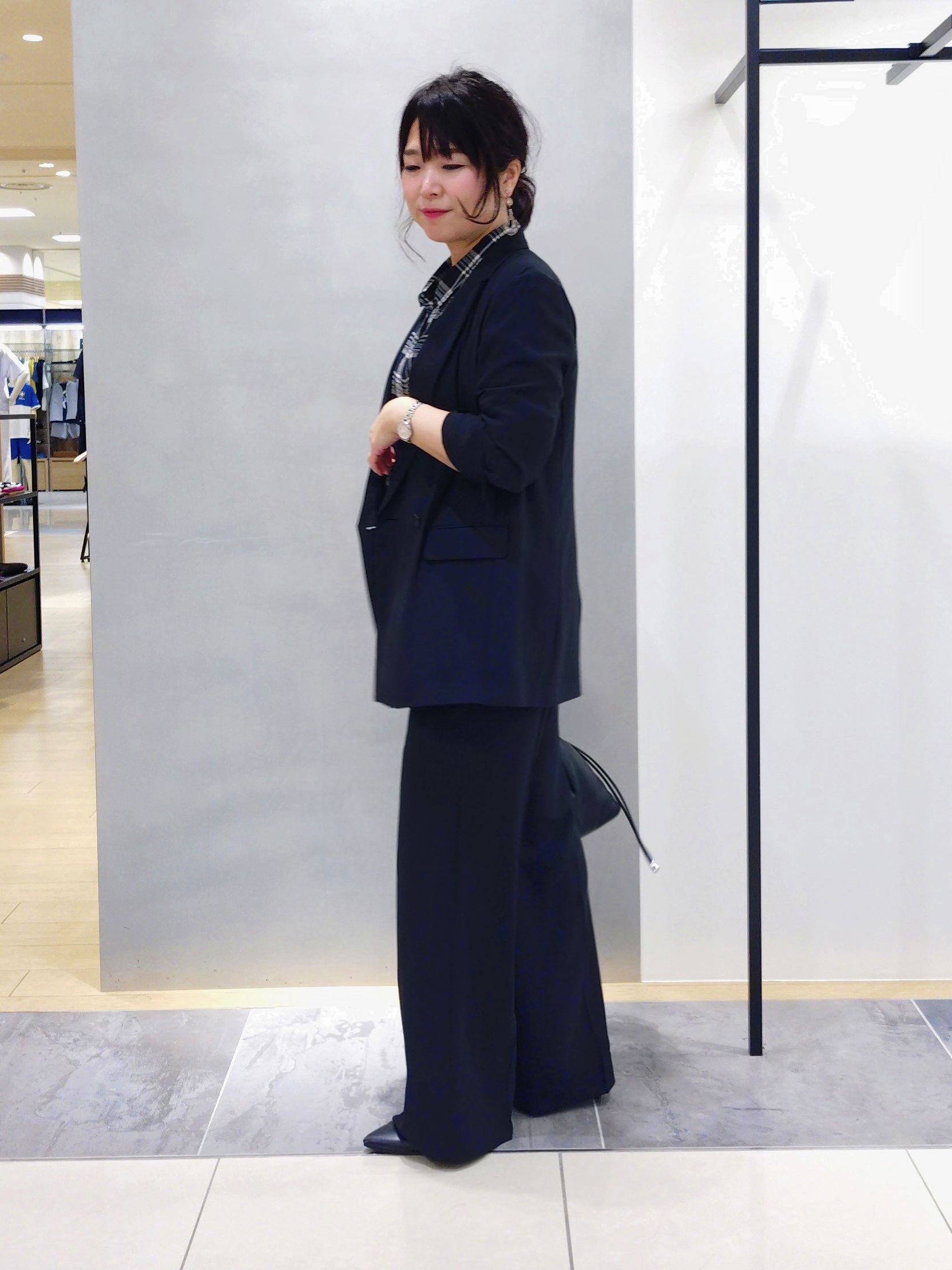 TOMOMIさんの「INDIVI｜【コットン100％／透け感／2WAY】袖アレンジ チェックシャツ」を使ったコーディネート