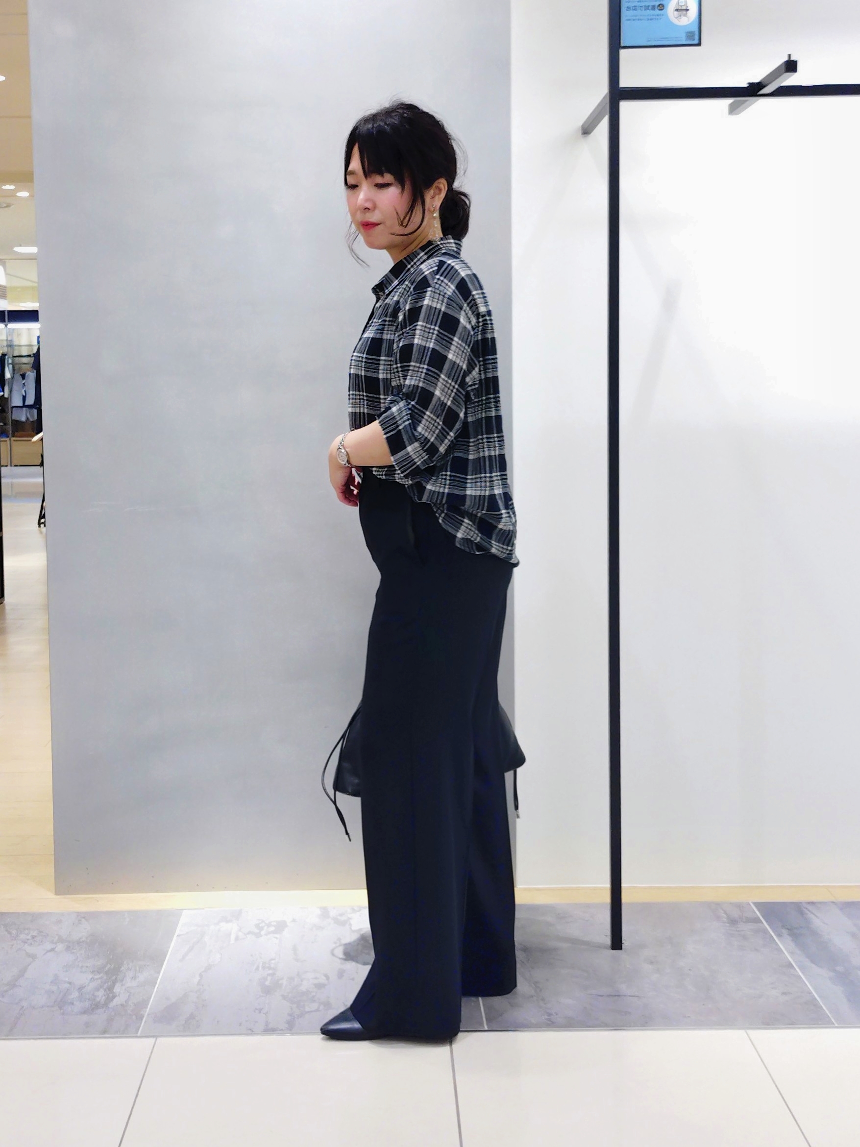 TOMOMIさんの「INDIVI｜【コットン100％／透け感／2WAY】袖アレンジ チェックシャツ」を使ったコーディネート