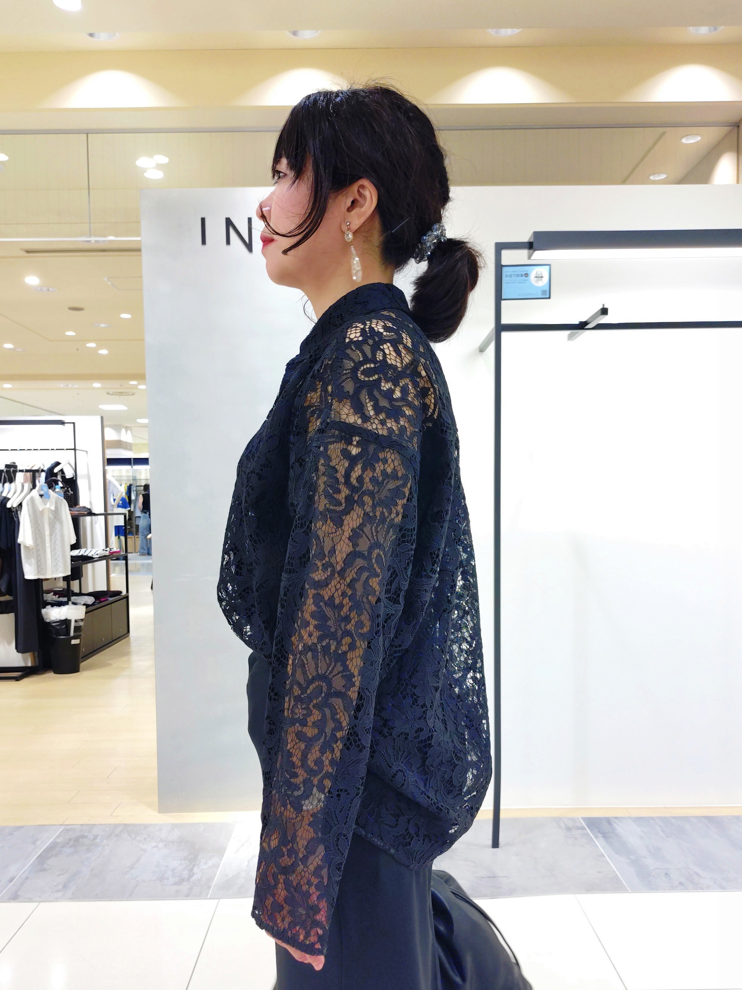 TOMOMIさんの「INDIVI｜【合皮／2WAY】チャーム付きドロストソフトレザーバッグ」を使ったコーディネート