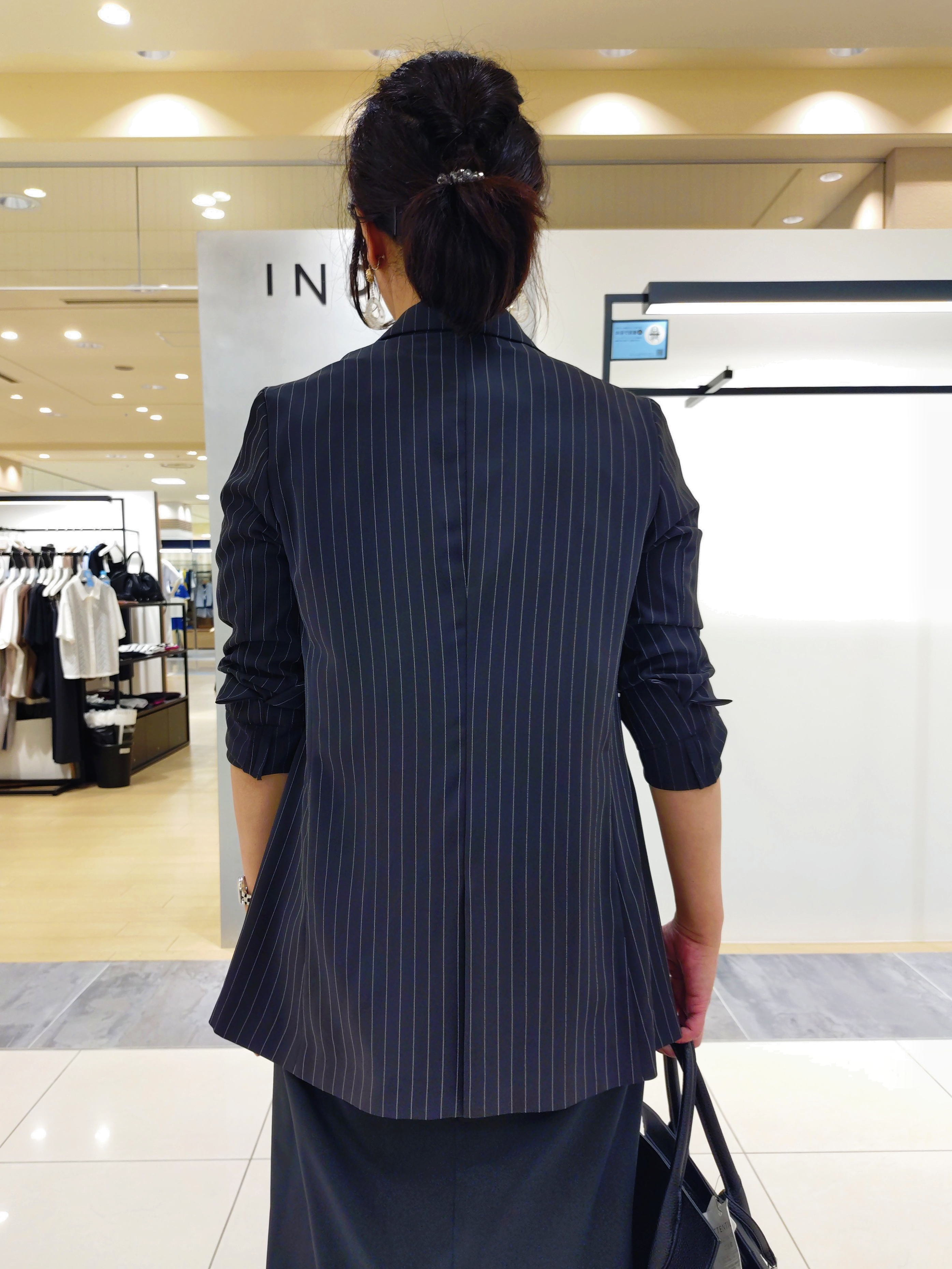 TOMOMIさんの「INDIVI｜【合皮／2WAY】チャーム付きドロストソフトレザーバッグ」を使ったコーディネート