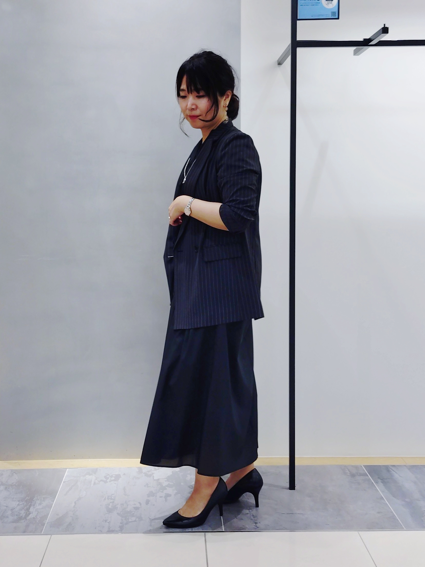 TOMOMIさんの「INDIVI｜【合皮／2WAY】チャーム付きドロストソフトレザーバッグ」を使ったコーディネート