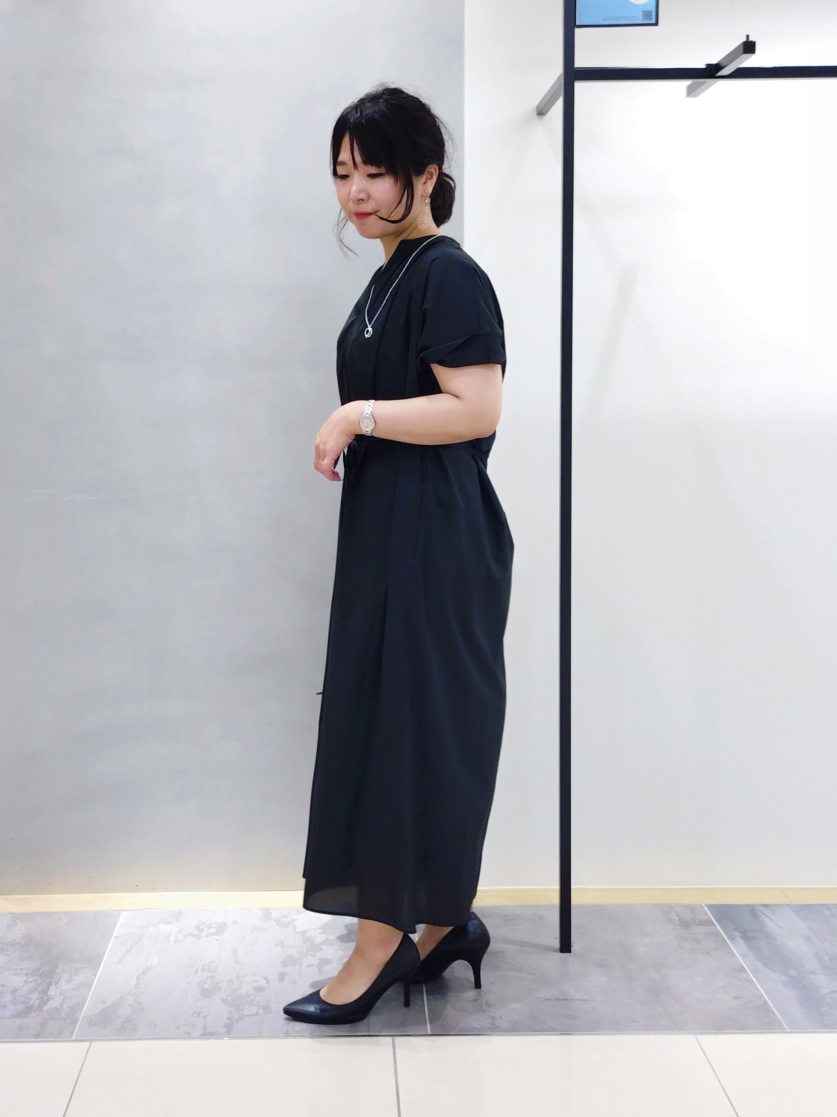 TOMOMIさんの「INDIVI｜【合皮／2WAY】チャーム付きドロストソフトレザーバッグ」を使ったコーディネート
