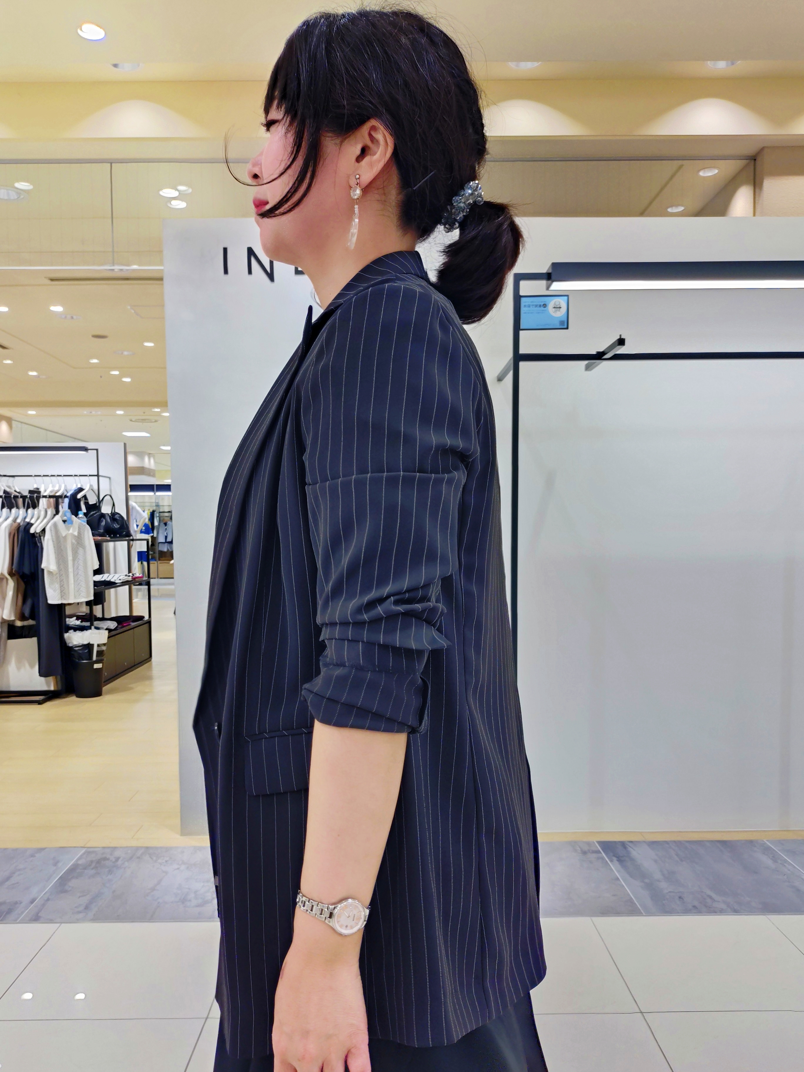 TOMOMIさんの「INDIVI｜【合皮／2WAY】チャーム付きドロストソフトレザーバッグ」を使ったコーディネート